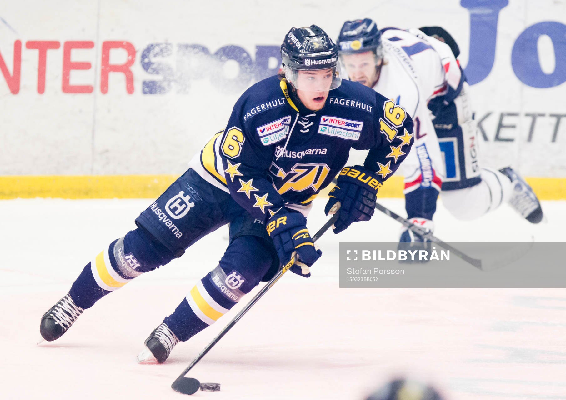 s Filip Sandberg före Linköpings Sebastian Karlsson