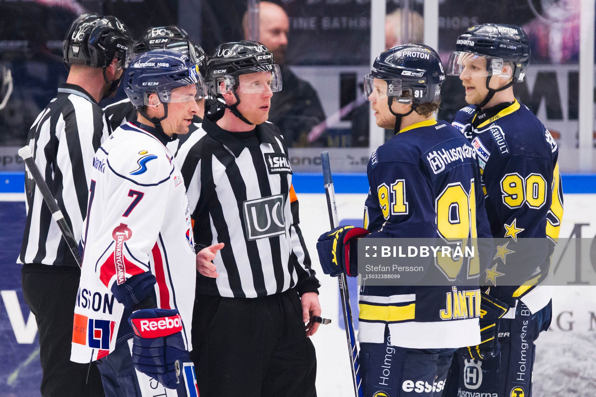 s Andreas Jämtin och Ted Brithén framme vid domaren
