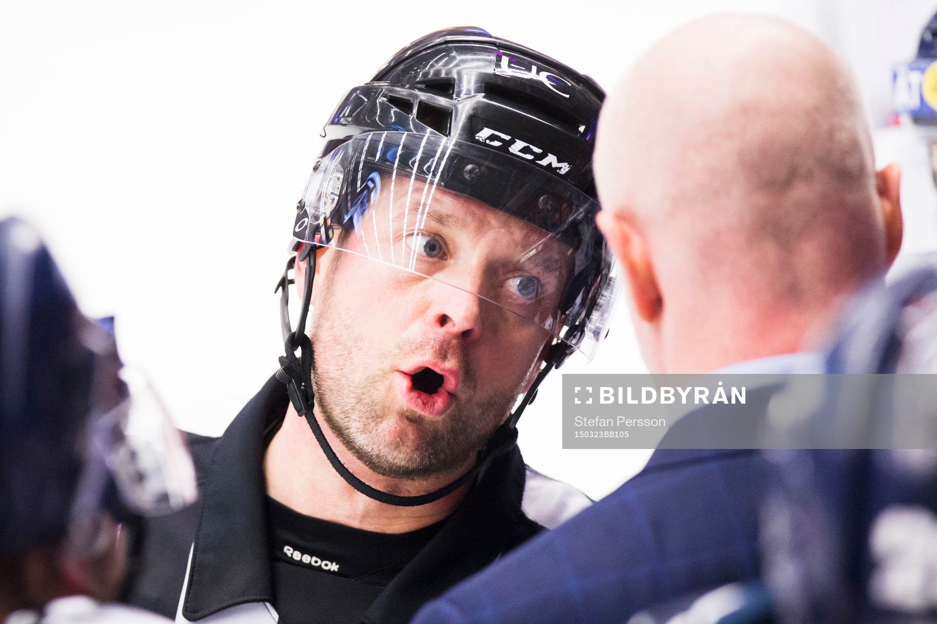 Linköpings tränare Roger Melin pratar med Domare Patrik