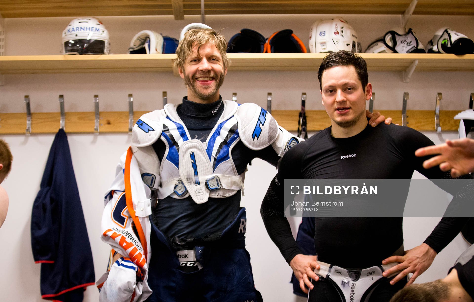 Växjös Tomi Kallio jublar med Rhett Rakhshani i