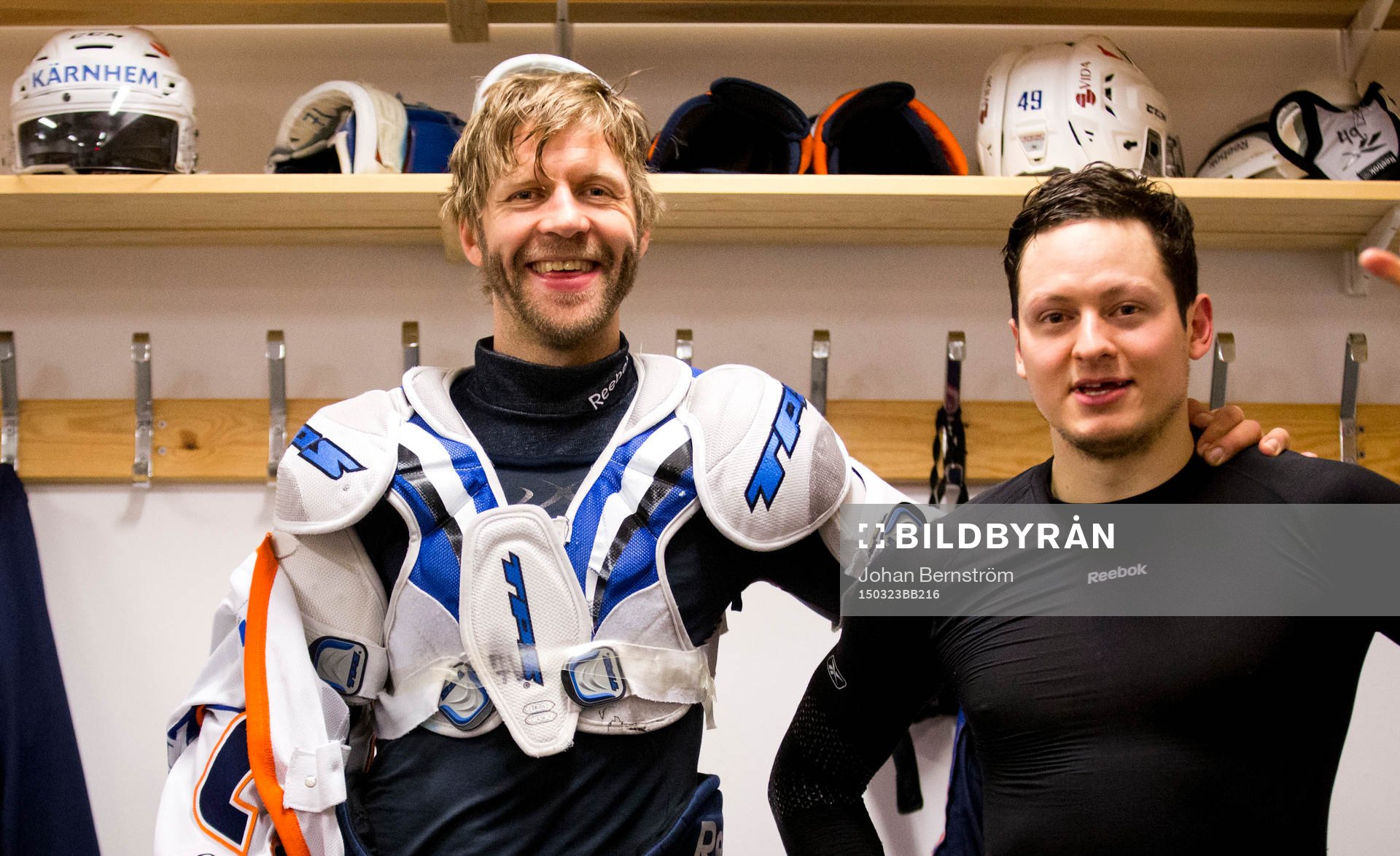 Växjös Tomi Kallio jublar med Rhett Rakhshani i