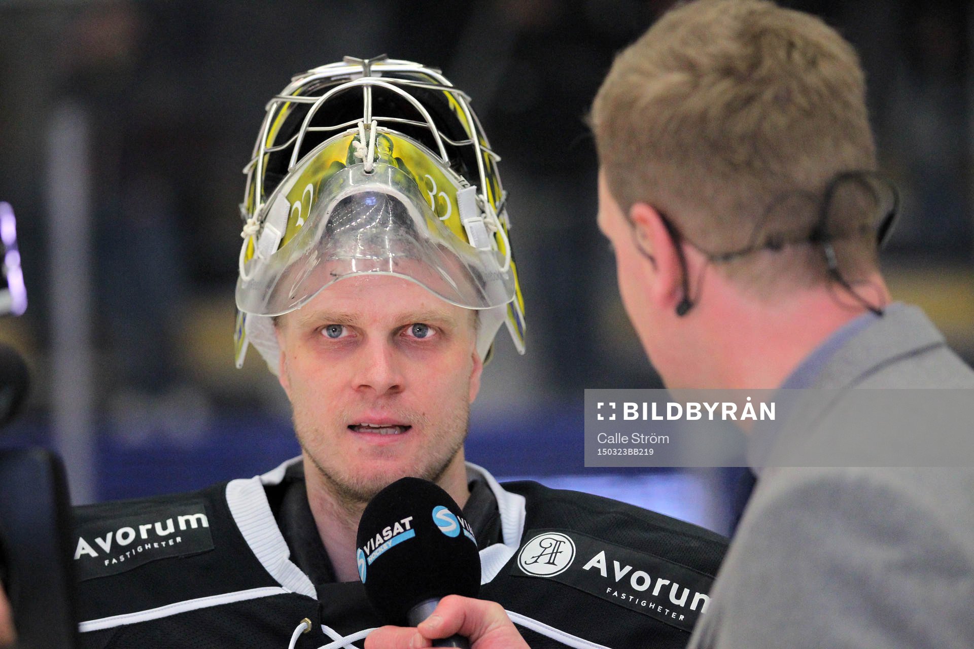 Västerås målvakt Jonas Fransson blir intervjuad av