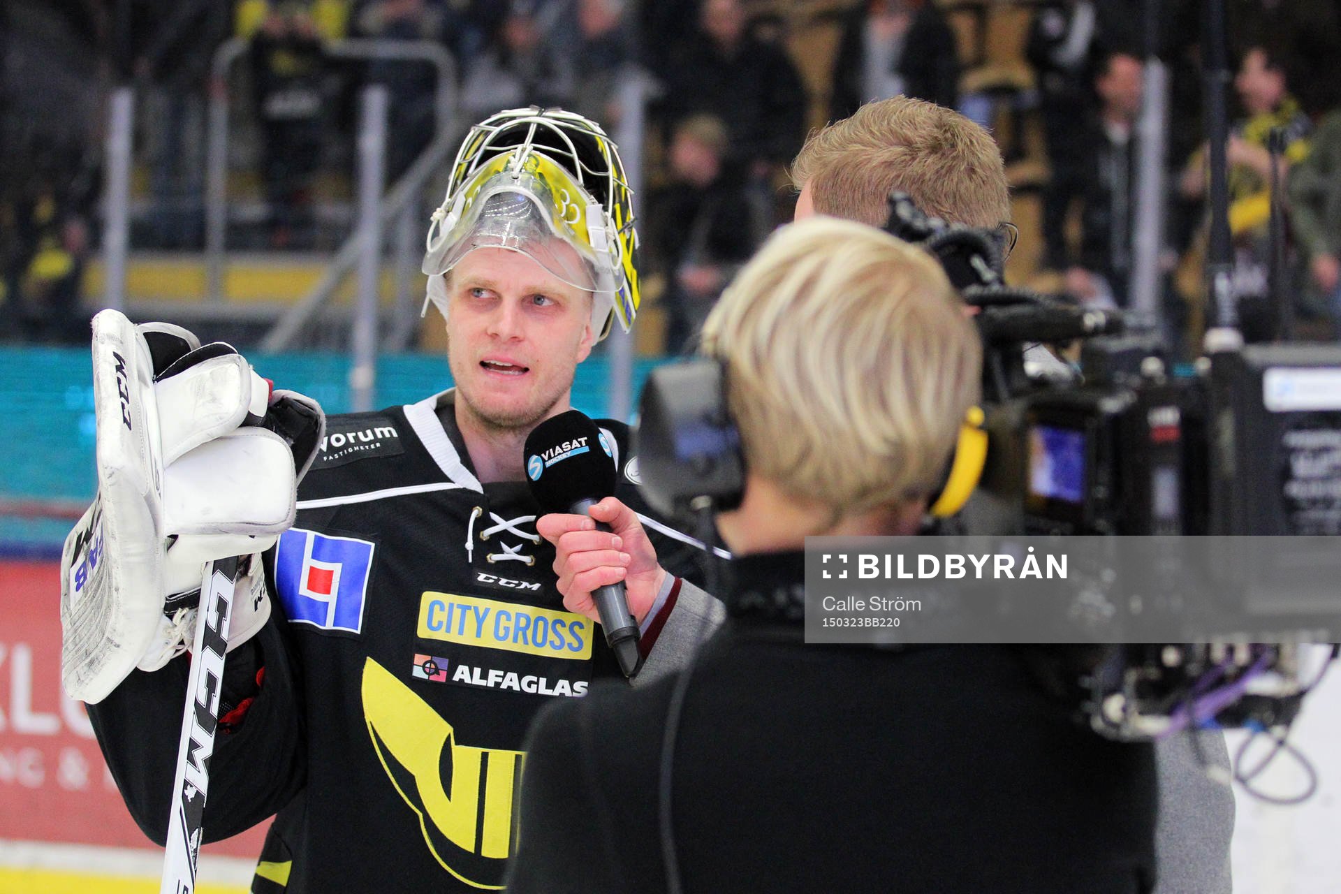 Västerås målvakt Jonas Fransson blir intervjuad av