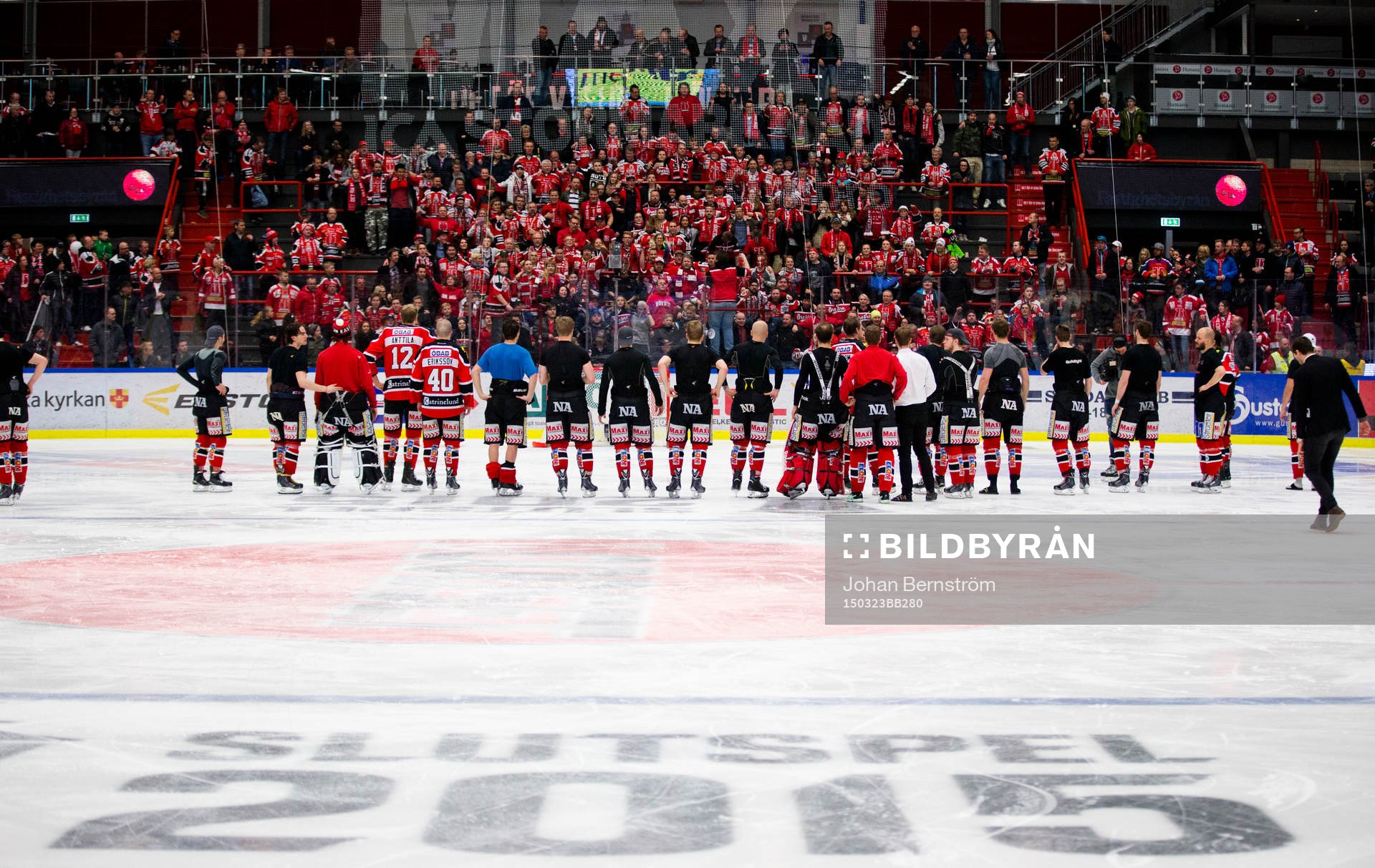 Örebrospelarna tackas av fansen