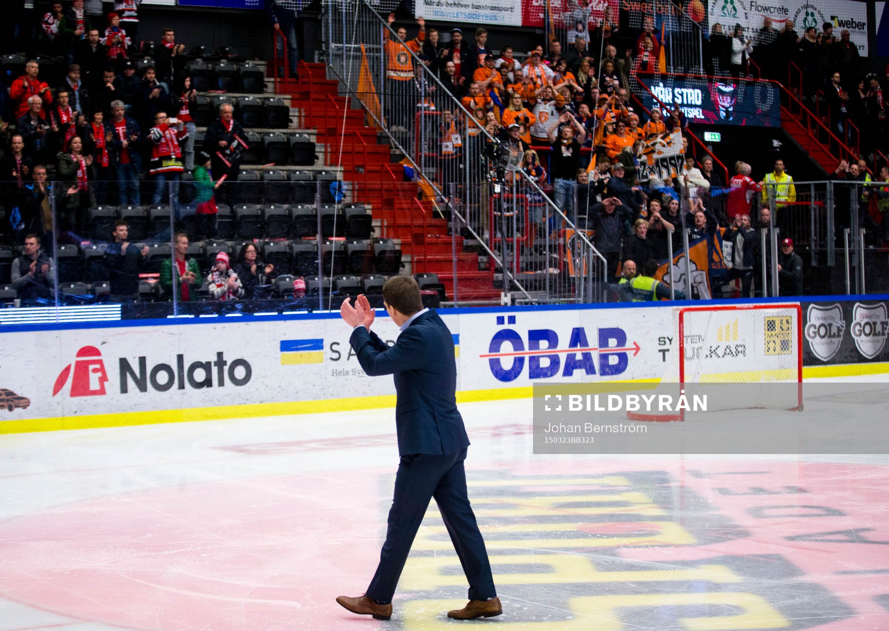 Växjös tränare Sam Hallam jublar