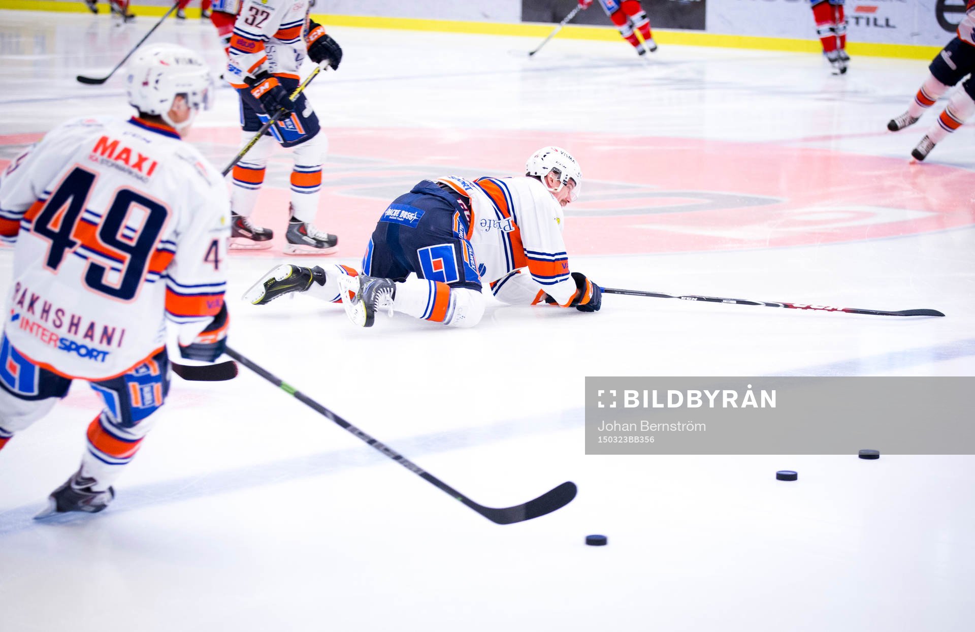 Växjös Teemu Laakso krockar med en medspelare på