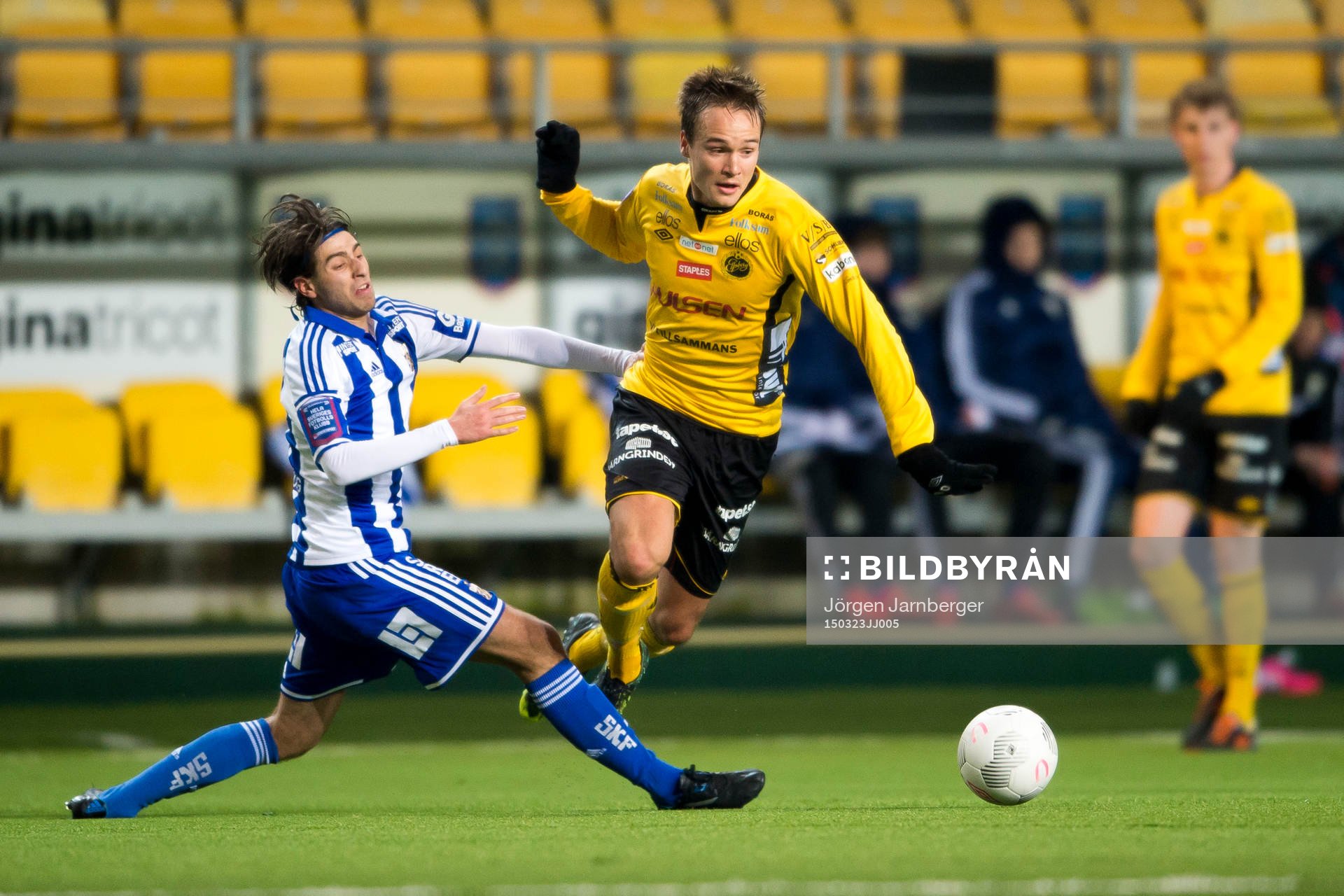 Elfsborgs Viktor Prodell fälls av IFK Göteborgs Ronni