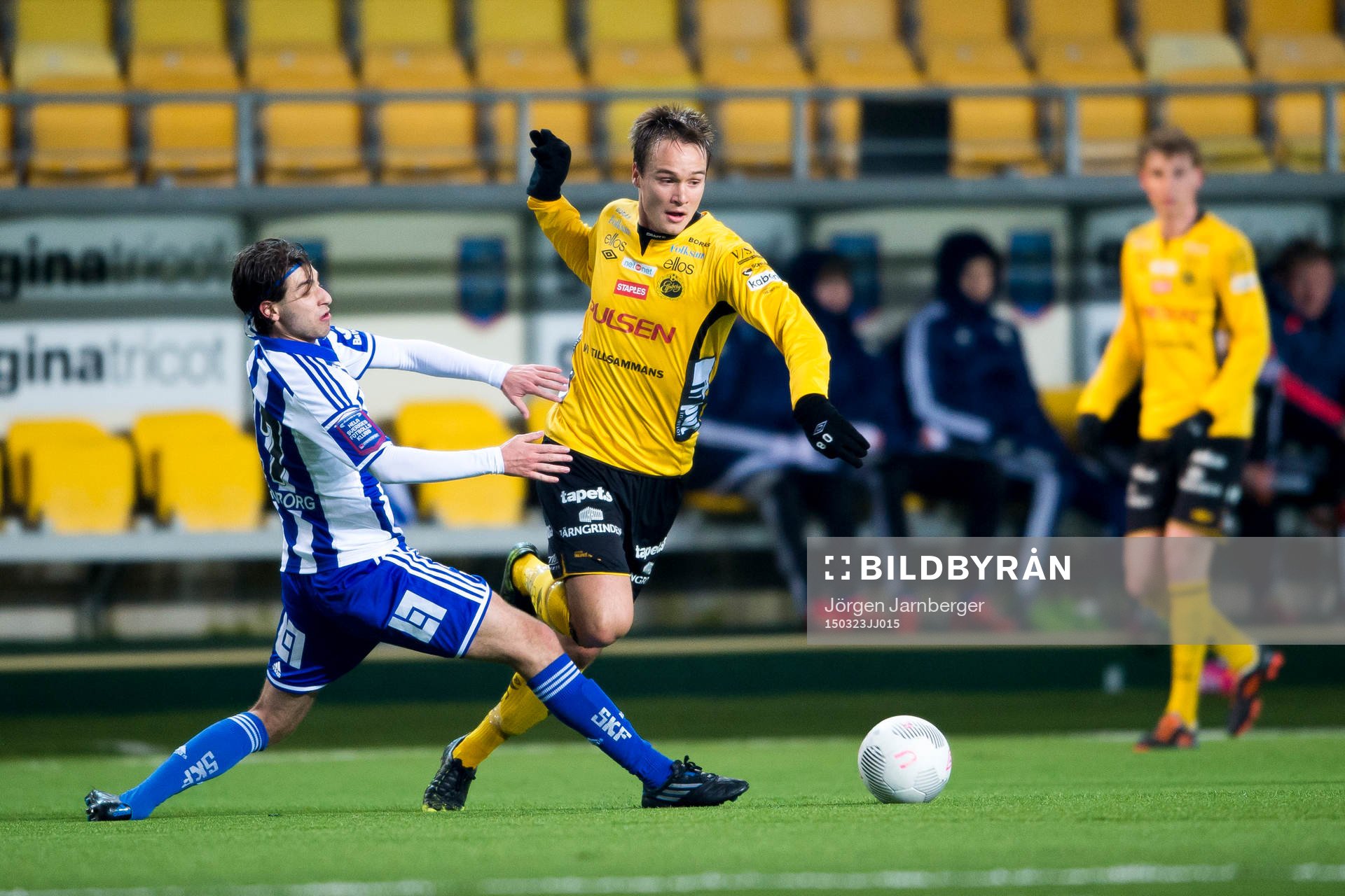 Elfsborgs Viktor Prodell fälls av IFK Göteborgs Ronni