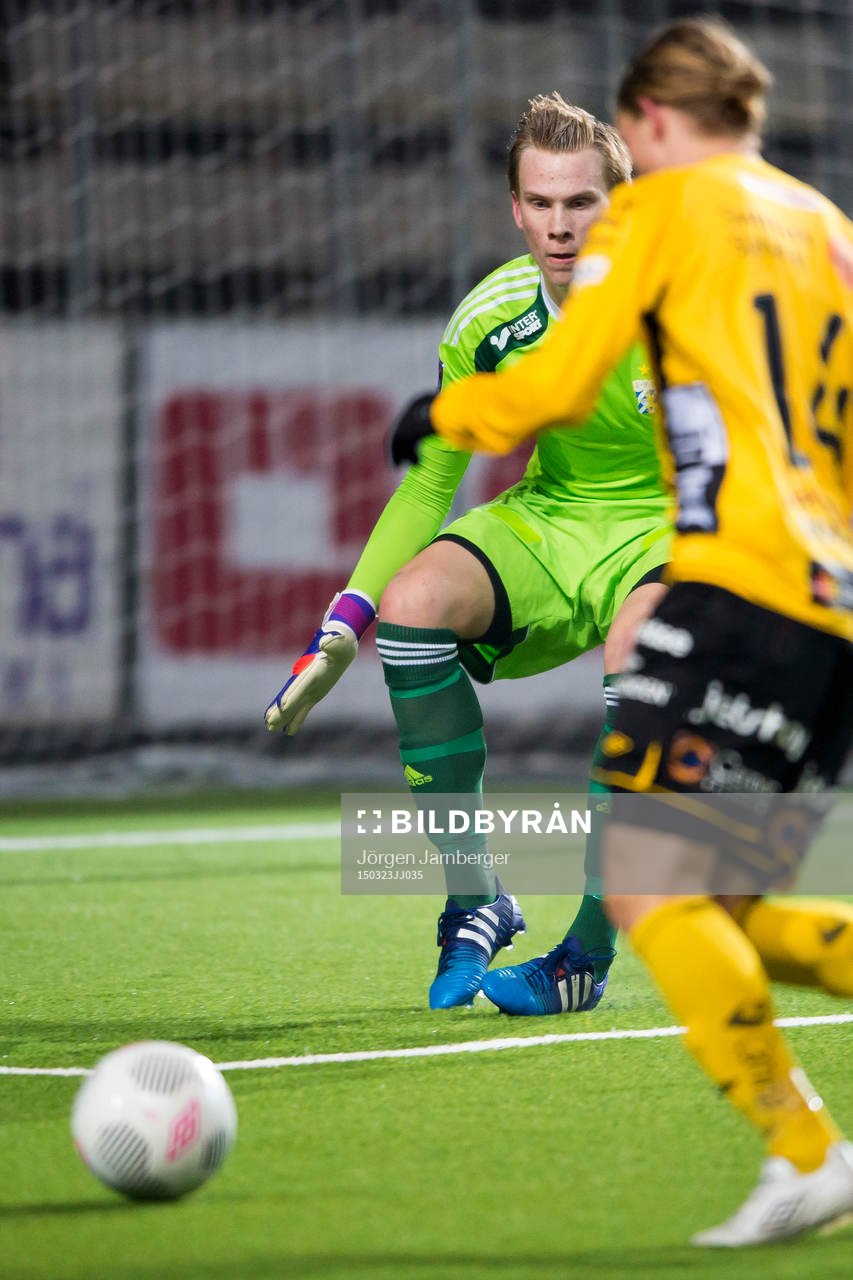 Elfsborgs Anton Andreasson (rygg mot kameran) på väg att
