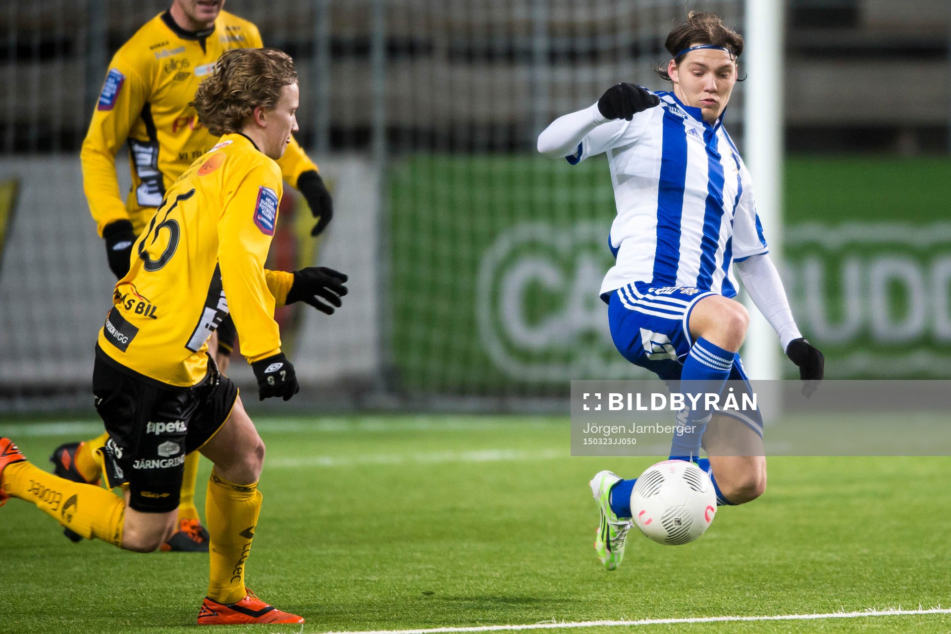 IFK Göteborgs Karl Bohm rensar undan bollen framför