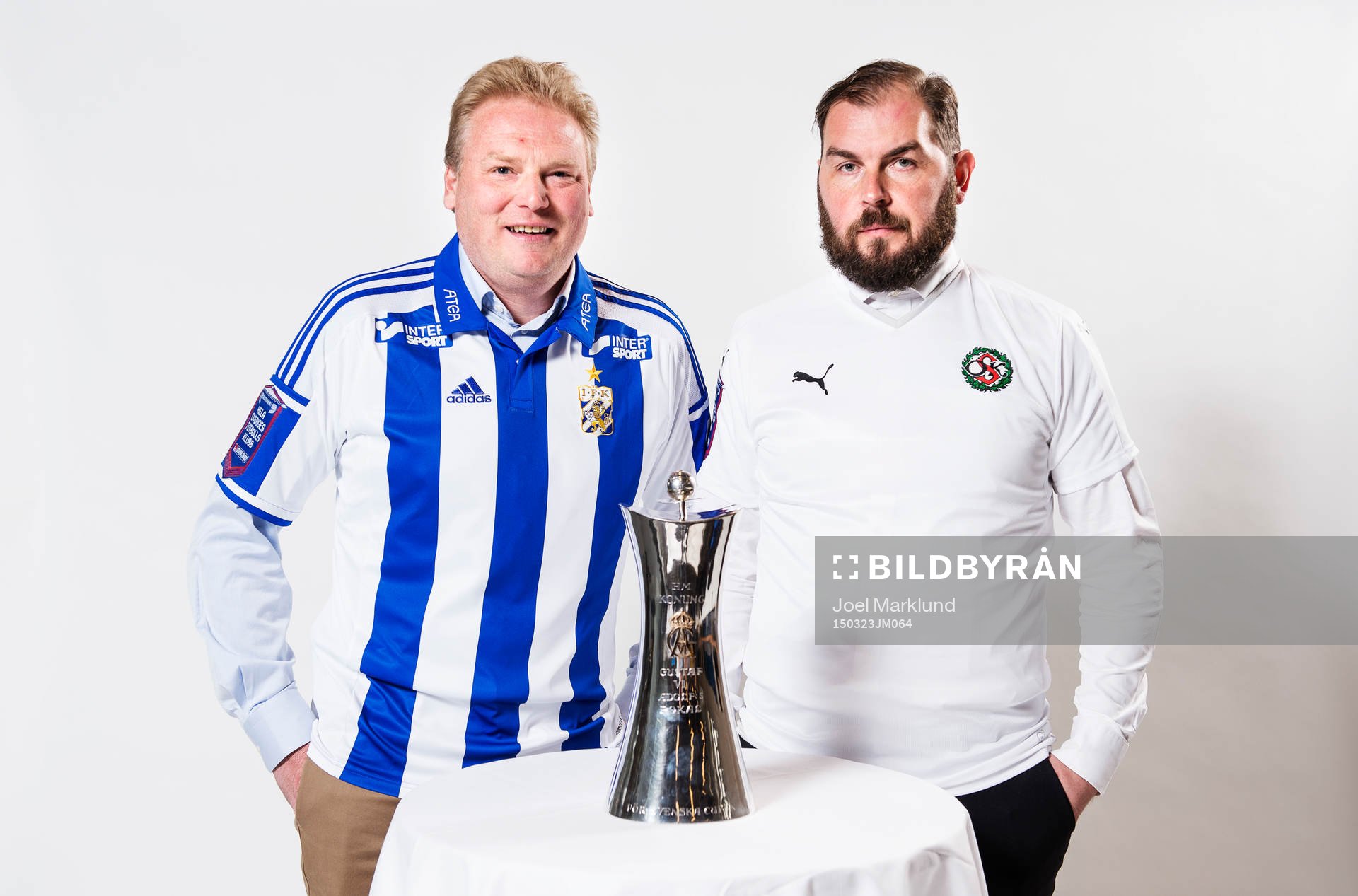 IFK Göteborgs tränare Jörgen Lennartsson och Örebros tränare Alexander Axén poserar med Gustaf VI Adolfs pokal under en upptaktsträff för Allsvenskan i fotboll den 23 mars 2015 i Stockholm.