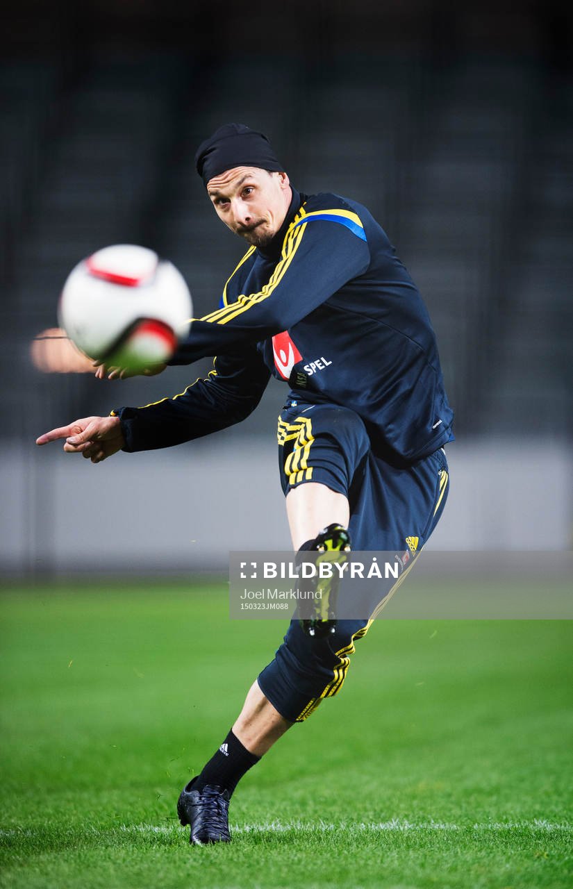 Zlatan Ibrahimovic skjuter ett skott