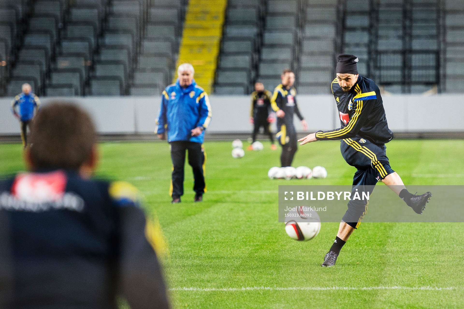 Zlatan Ibrahimovic skjuter ett skott
