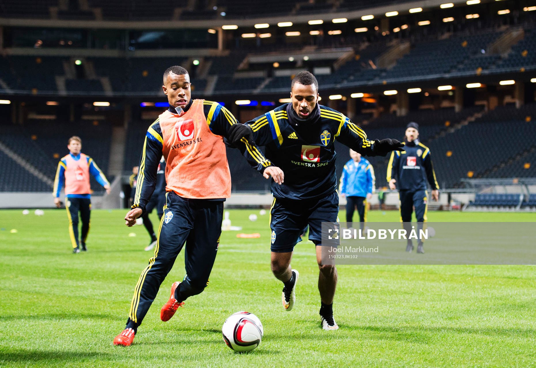 Robin Quaison och Isaac Kiese Thelin kämpar om bollen