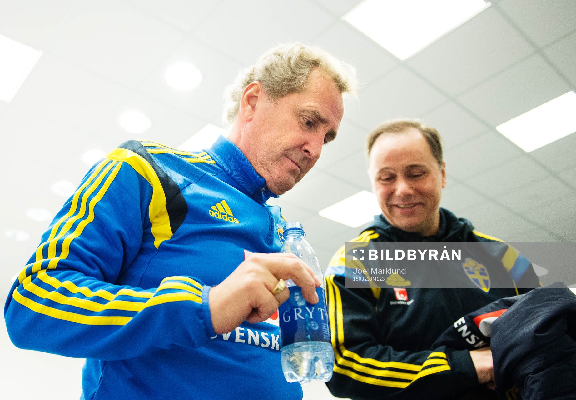 Förbundskapten Erik Hamrén och presschefen Niklas Bodell lämnar en presskonferens efter Sveriges fotbollandslags träning den 23 mars 2015 i Stockholm.
