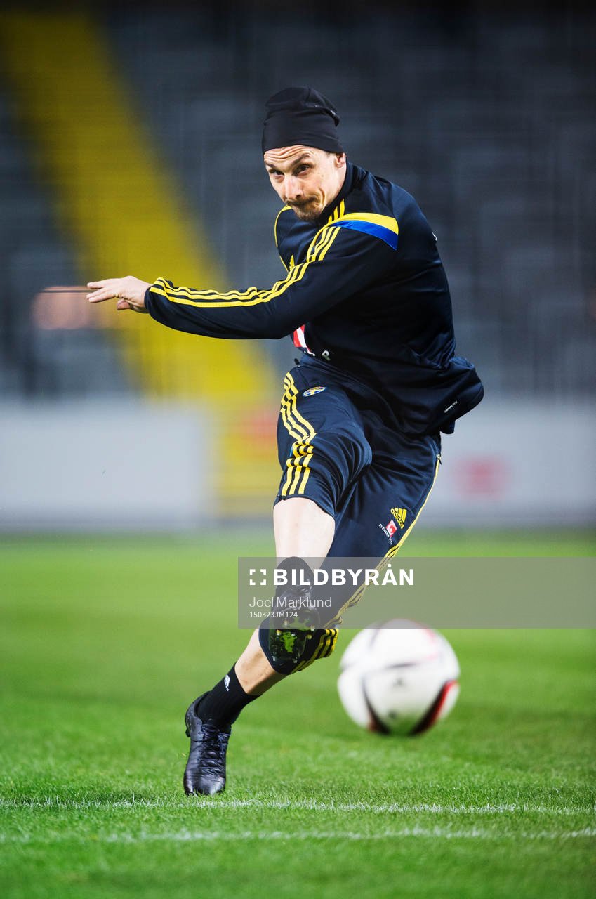 Zlatan Ibrahimovic skjuter ett skott