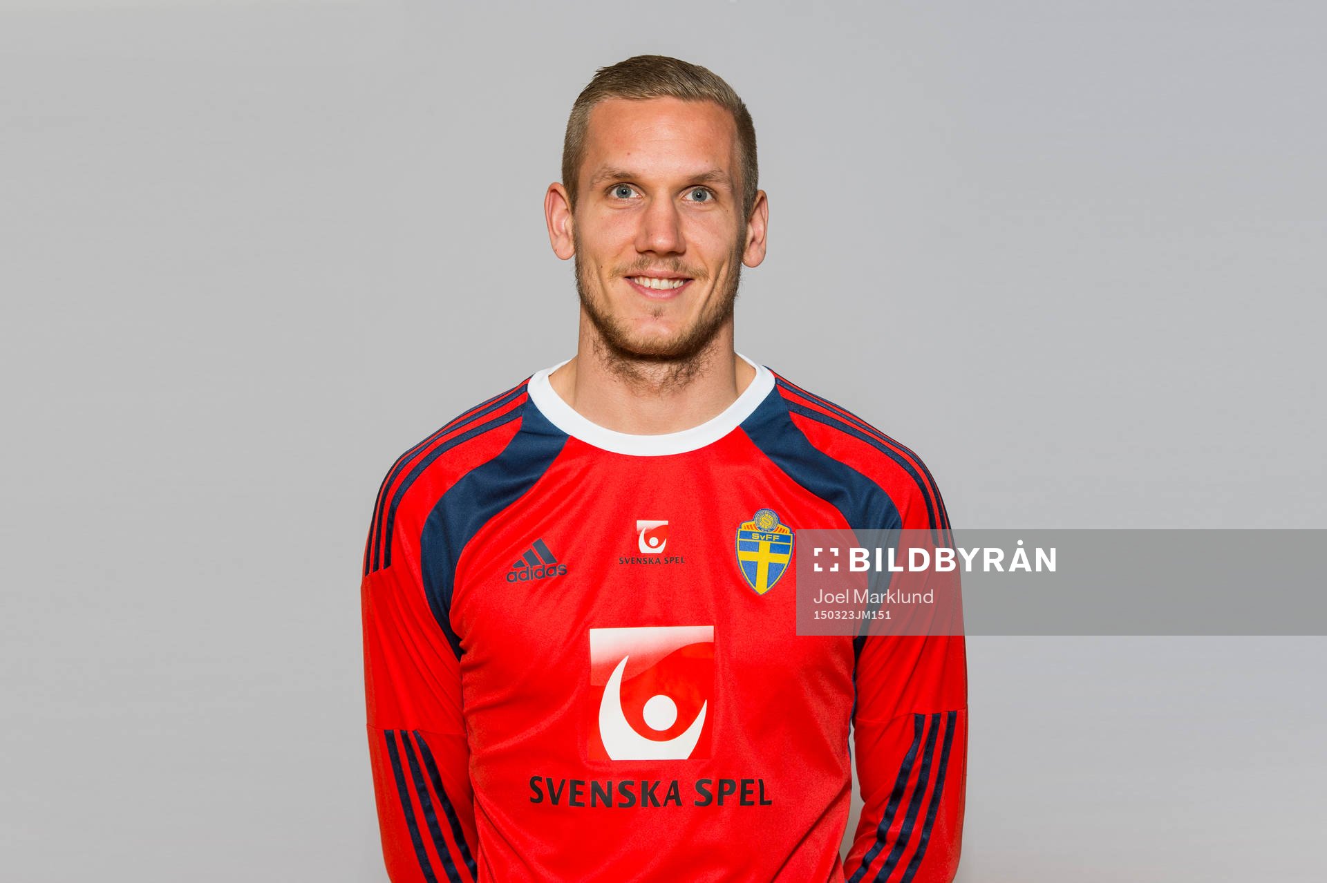 Målvakten Robin Olsen poserar för ett porträtt inför Sveriges fotbollandslags träning den 23 mars 2015 i Stockholm.