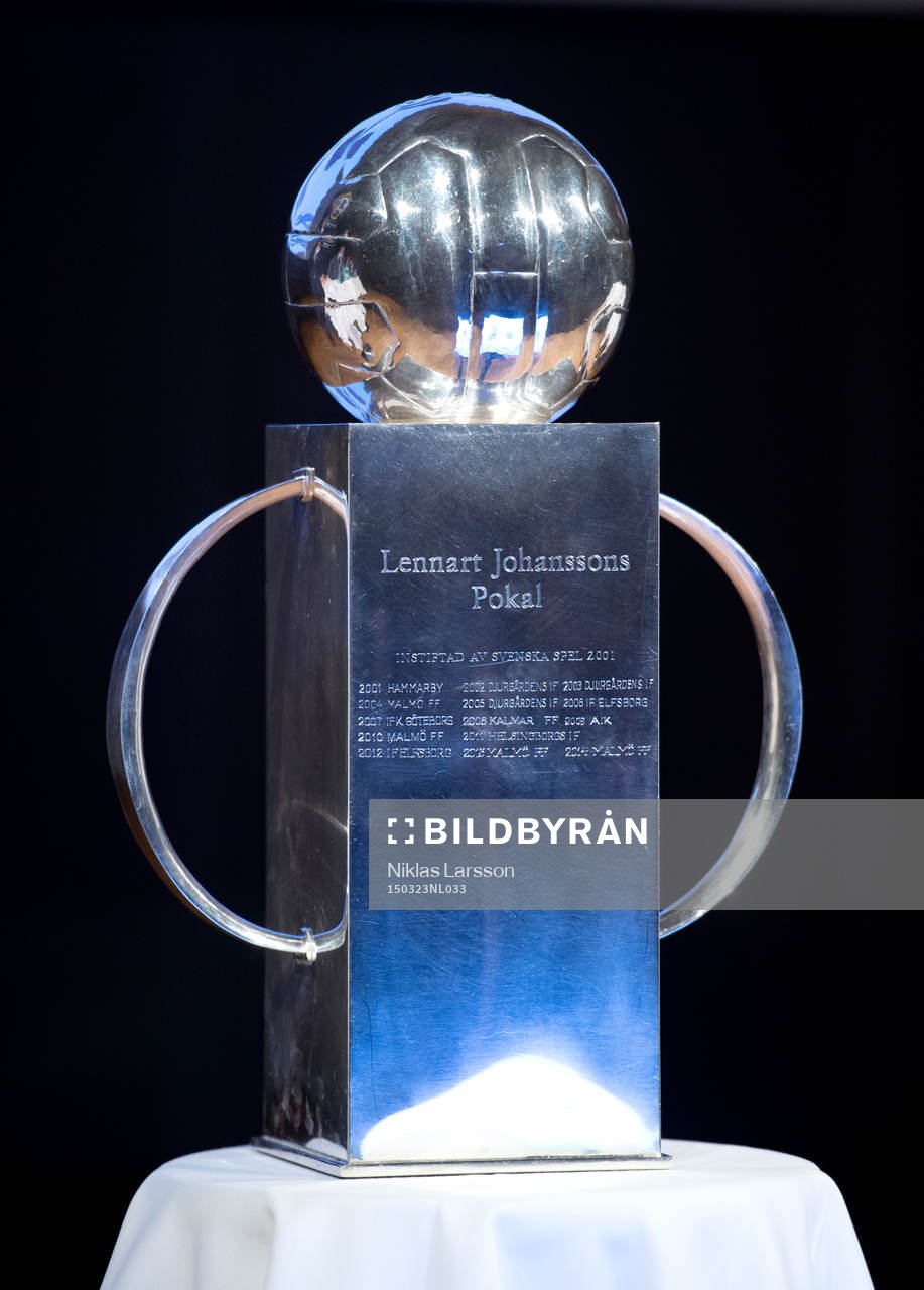 Lennart Johanssons Pokal under upptaktsträffen inför Allsvenskan i fotboll den 23 mars 2015 i Stockholm.
