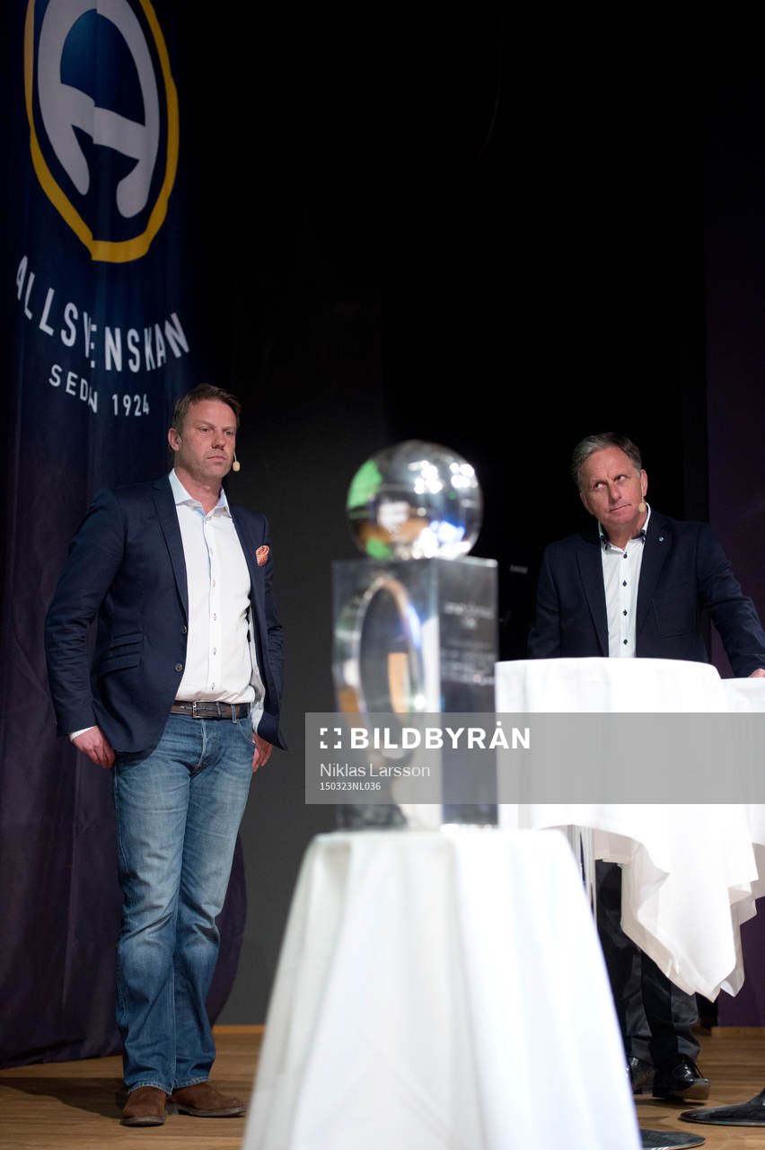 Hans Eklund, tränare Falkenberg och Jan Jönsson, tränare Halmstad under upptaktsträffen inför Allsvenskan i fotboll den 23 mars 2015 i Stockholm.
