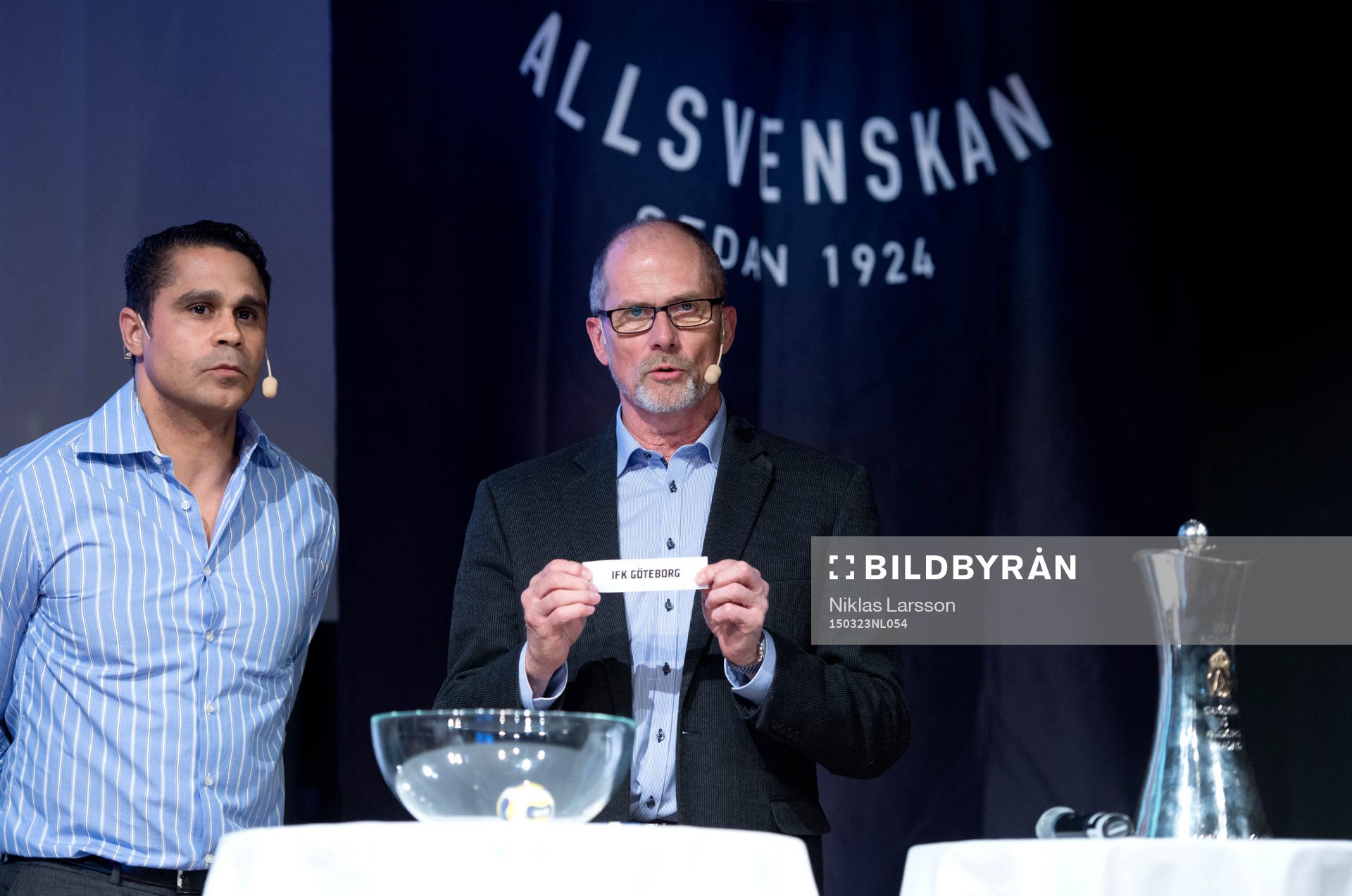 Lars Christer Olsson lottar hemmaplanen för finalen av