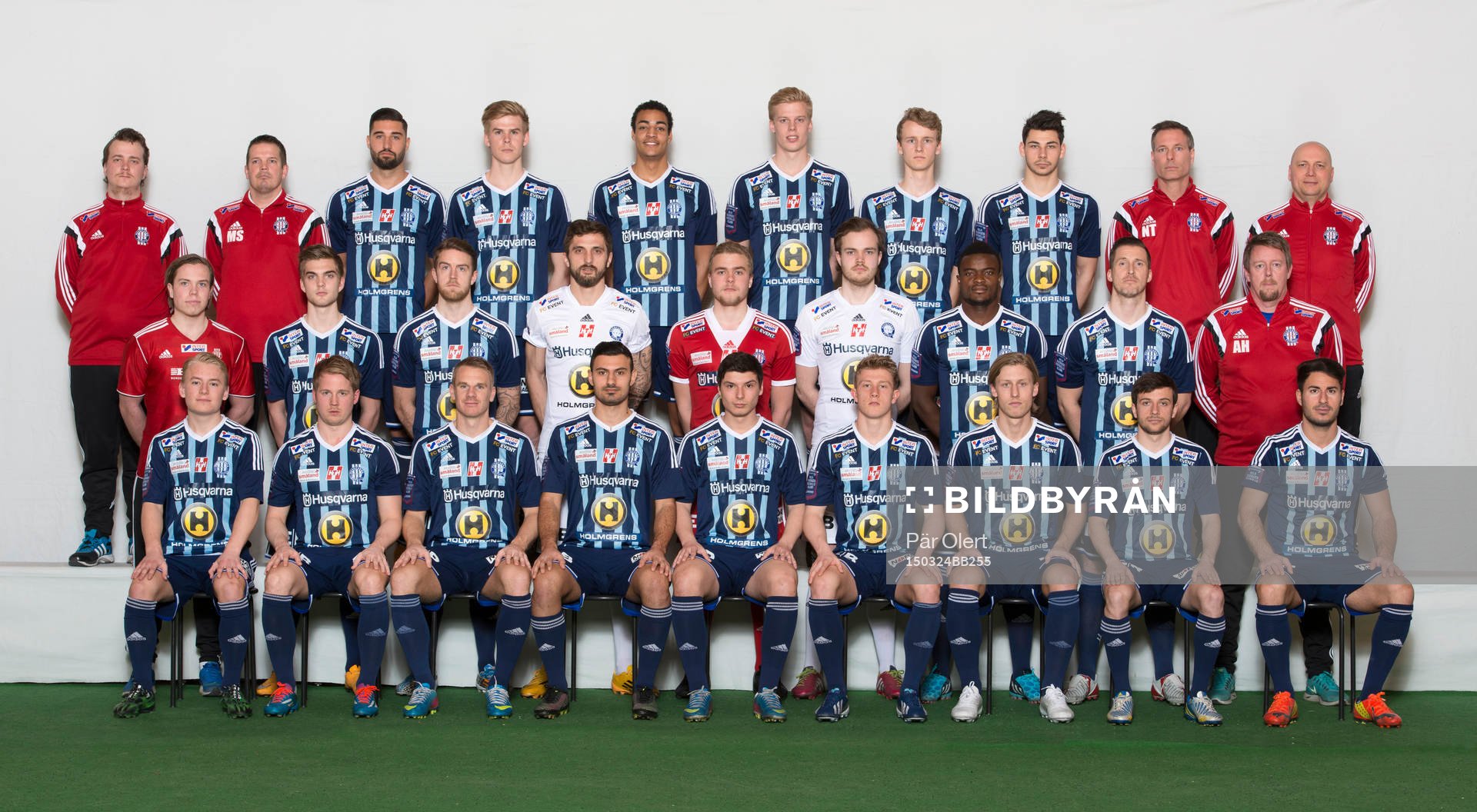 Lagbild för Husqvarna FF i Div 1 Södra den 24 mars 2015 i Husqvarna. Övre raden från vänster: Peter Nyqvist materialansvarig, Michael Sjöqvist ass.tränare, Michell Haidari, Didric Andersson, Simon Adjei, Kristoffer Snarberg, Erik Hermansson, Emin Dugic, Niclas Tagesson tränare, Kjell Jakobsson lagledare. Mellersta raden från vänster: Mattias Isaksson massör, Amer Eriksson-Ibragic, Tomas Hansson, Zoran Akovic, Martin Engström, Joakim Jans, Zakaria Abdullai, Andreas Tegström, Benny Andersson målv.tränare. Nedre raden från vänster: Hugo Lönn, Jesper Ritheim, Johan Karlefjärd, Malek Iskander, Kristian Gosta, Jakob Strandsäter, Philip Bernholtz, Semir Agovic, Markus Kuce.