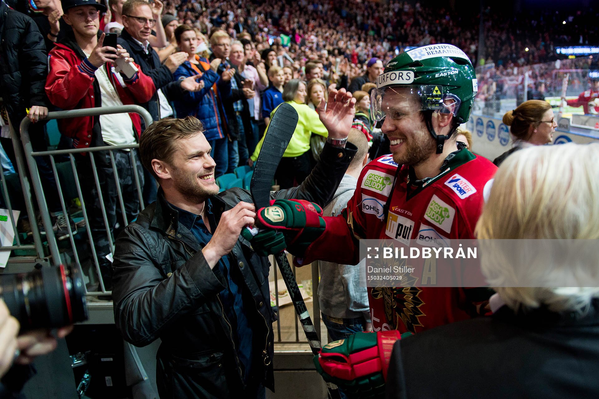 Frölundas Magnus Kahnberg gratulerar Christian Bäckman