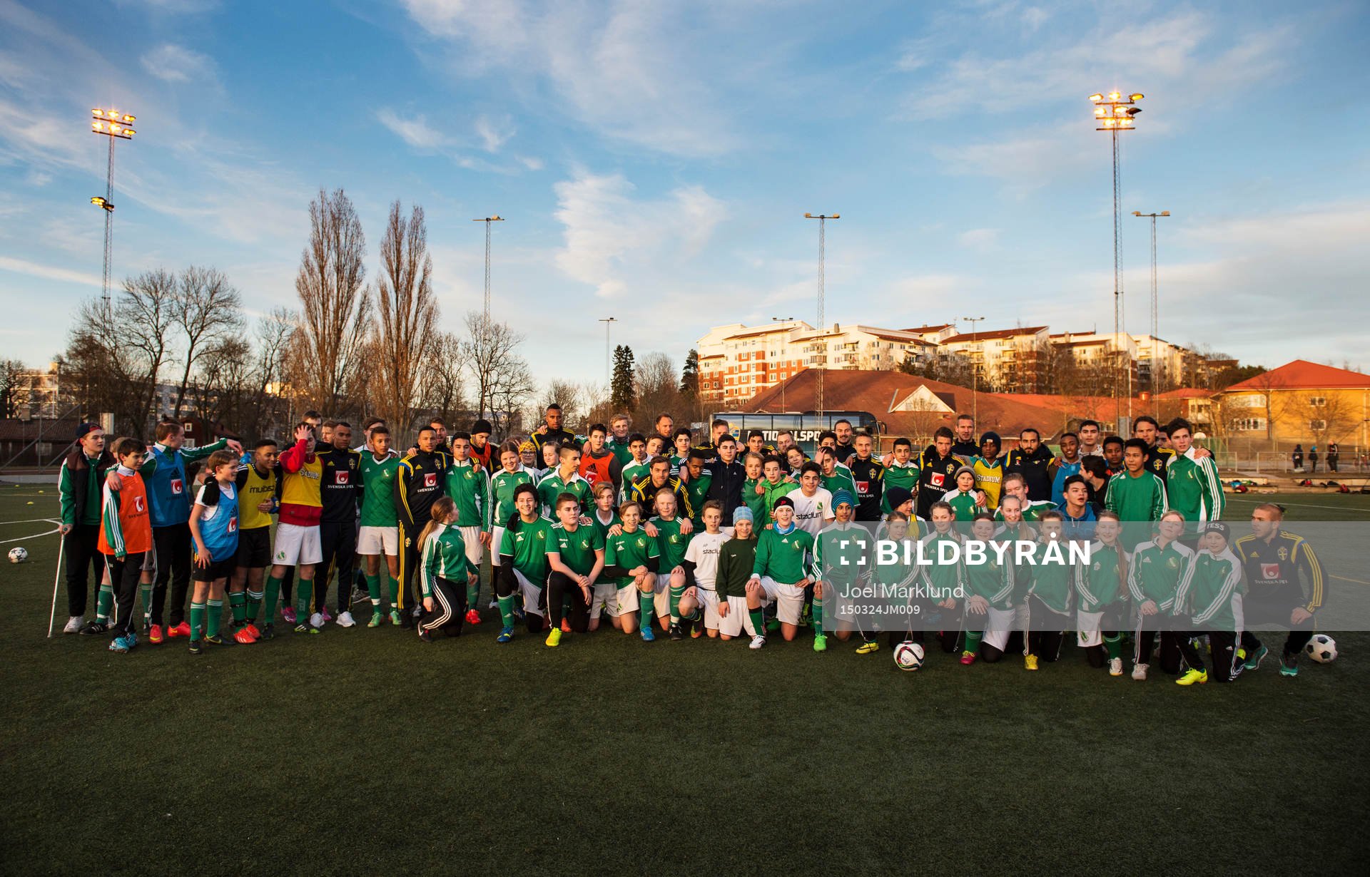 Det svenska fotbollslandslaget och pojkar och flickor i