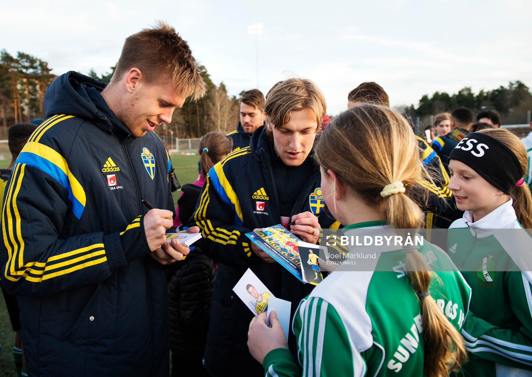 Pontus Jansson och Emil Forsberg skriver autografer när