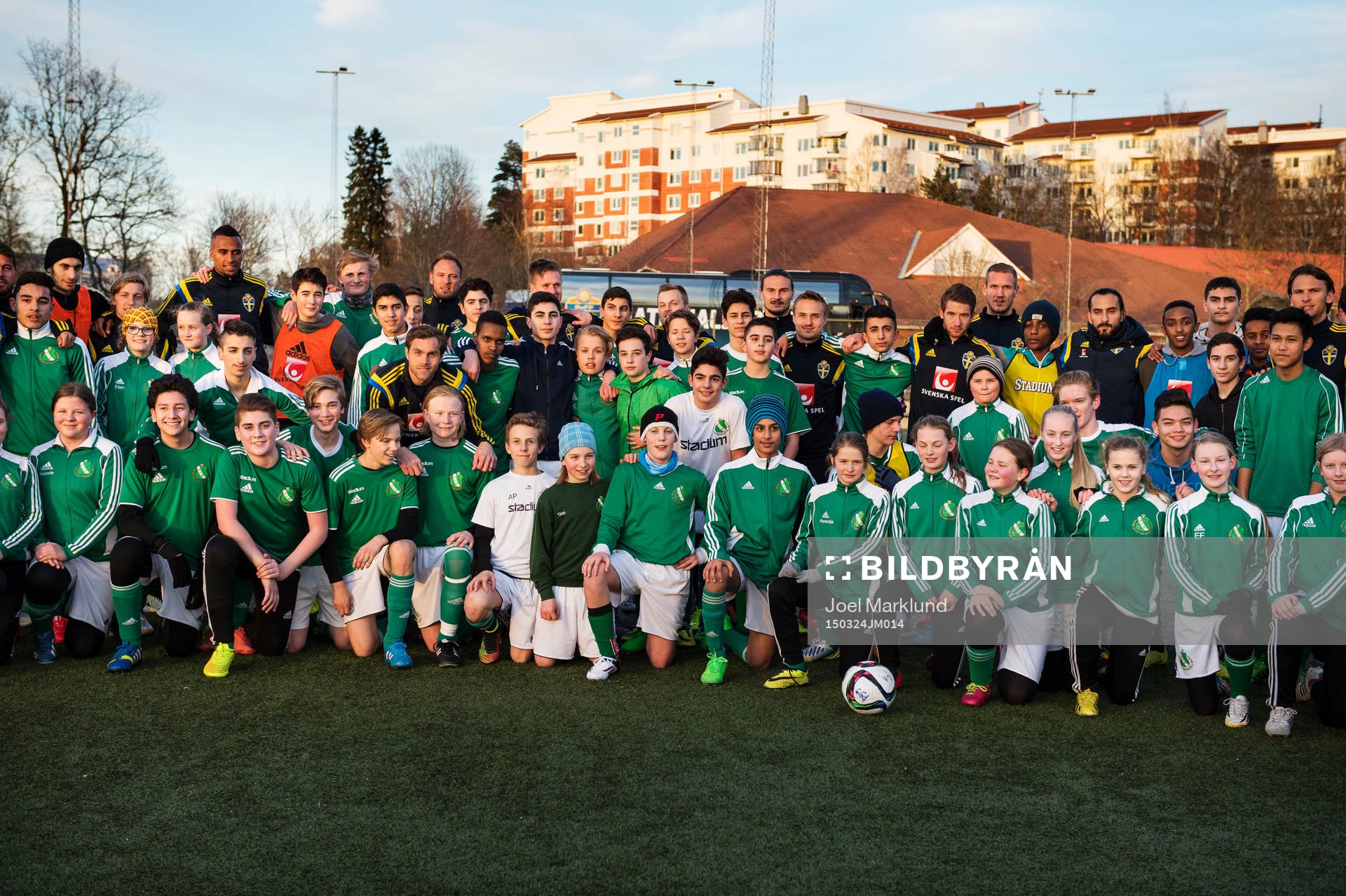 Det svenska fotbollslandslaget och pojkar och flickor i