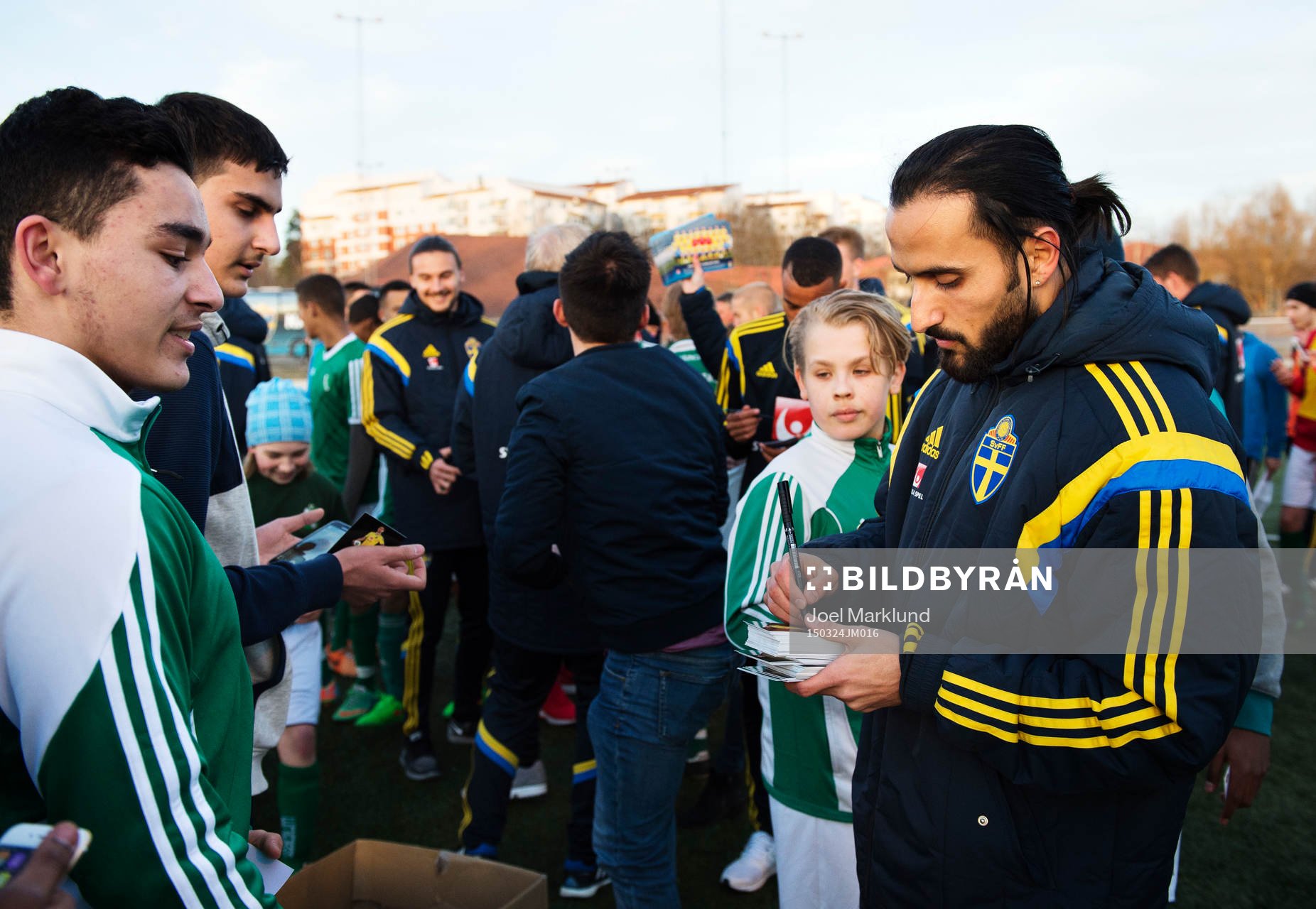 Erkan Zengin skriver autografer när det svenska