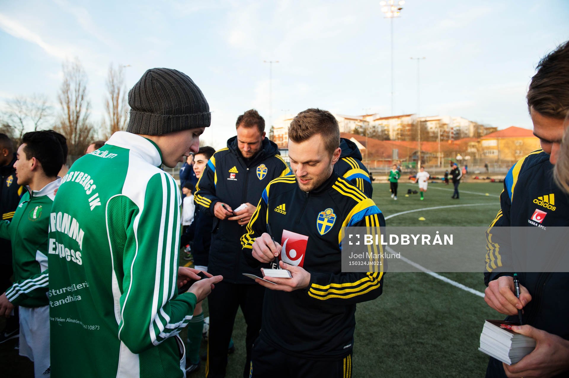 Andreas Granqvist och Sebastian Larsson skriver autografer