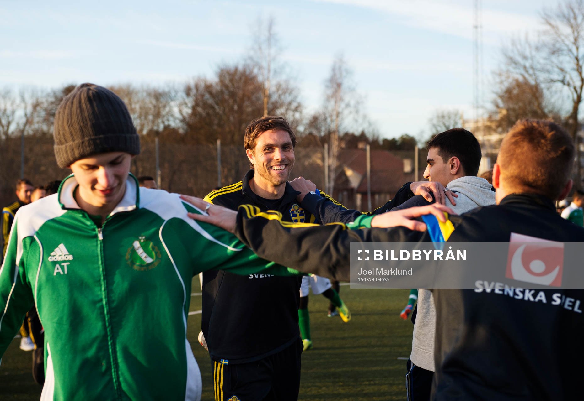 Johan Elmander ler när det svenska fotbollslandslaget