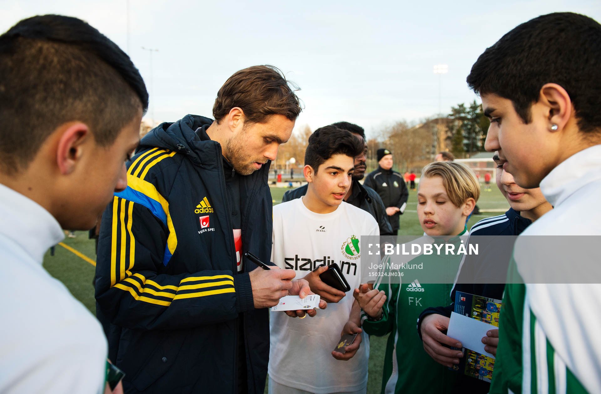 Johan Elmander skriver autografer när det svenska