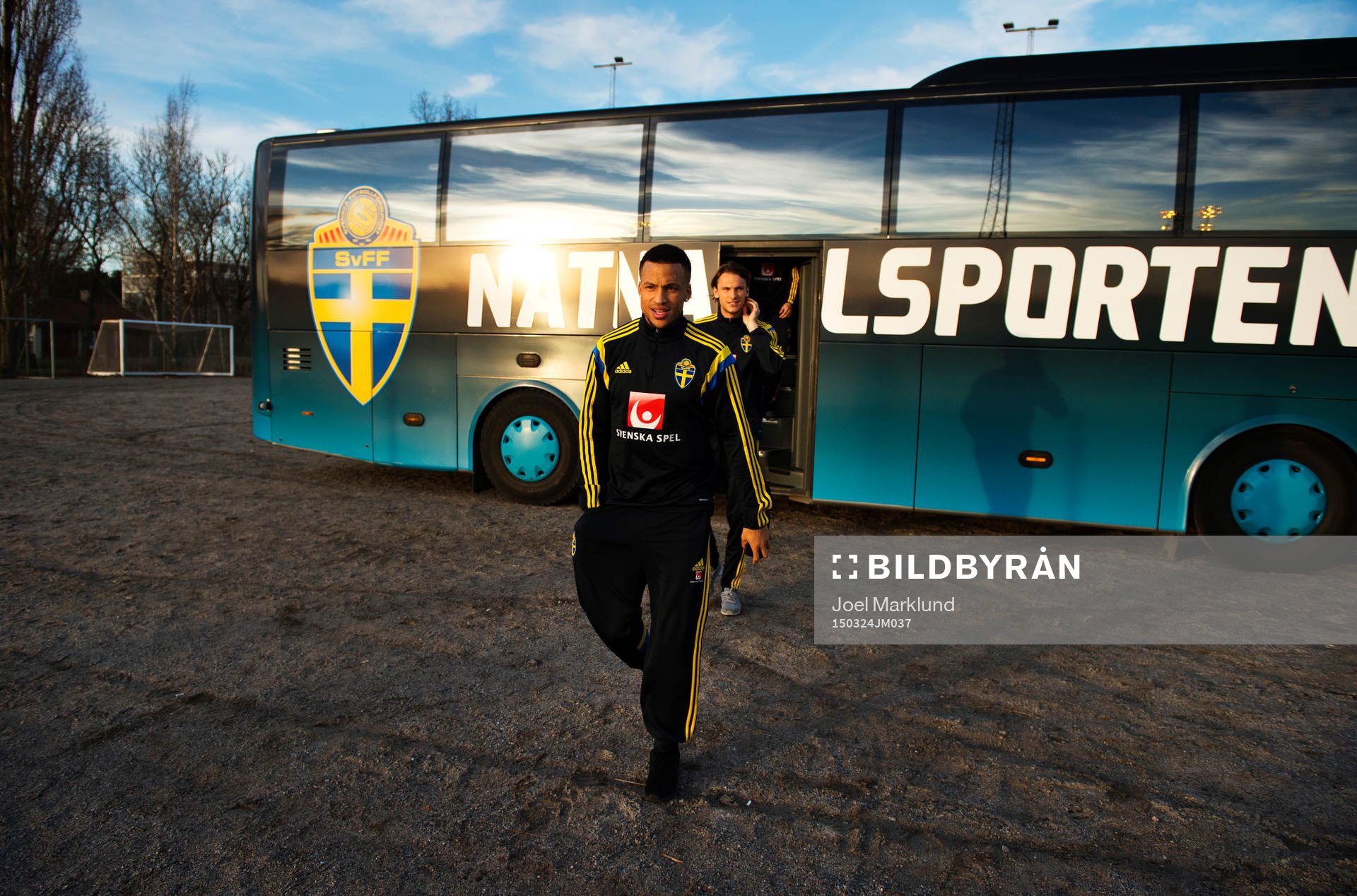 Martin Olsson och Albin Ekdal lämnar spelarbussen