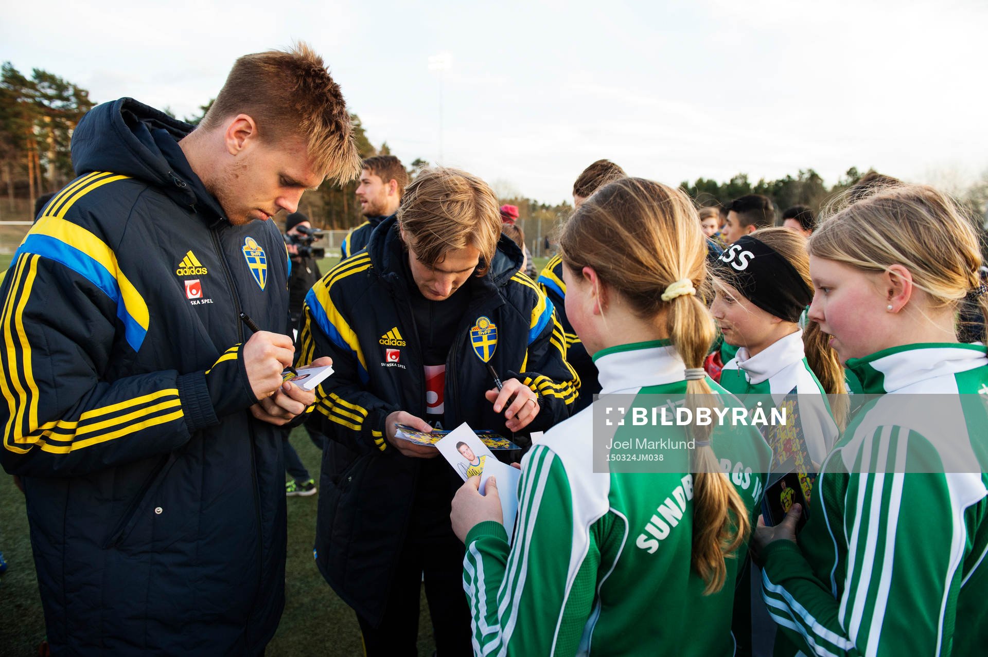 Pontus Jansson och Emil Forsberg skriver autografer när