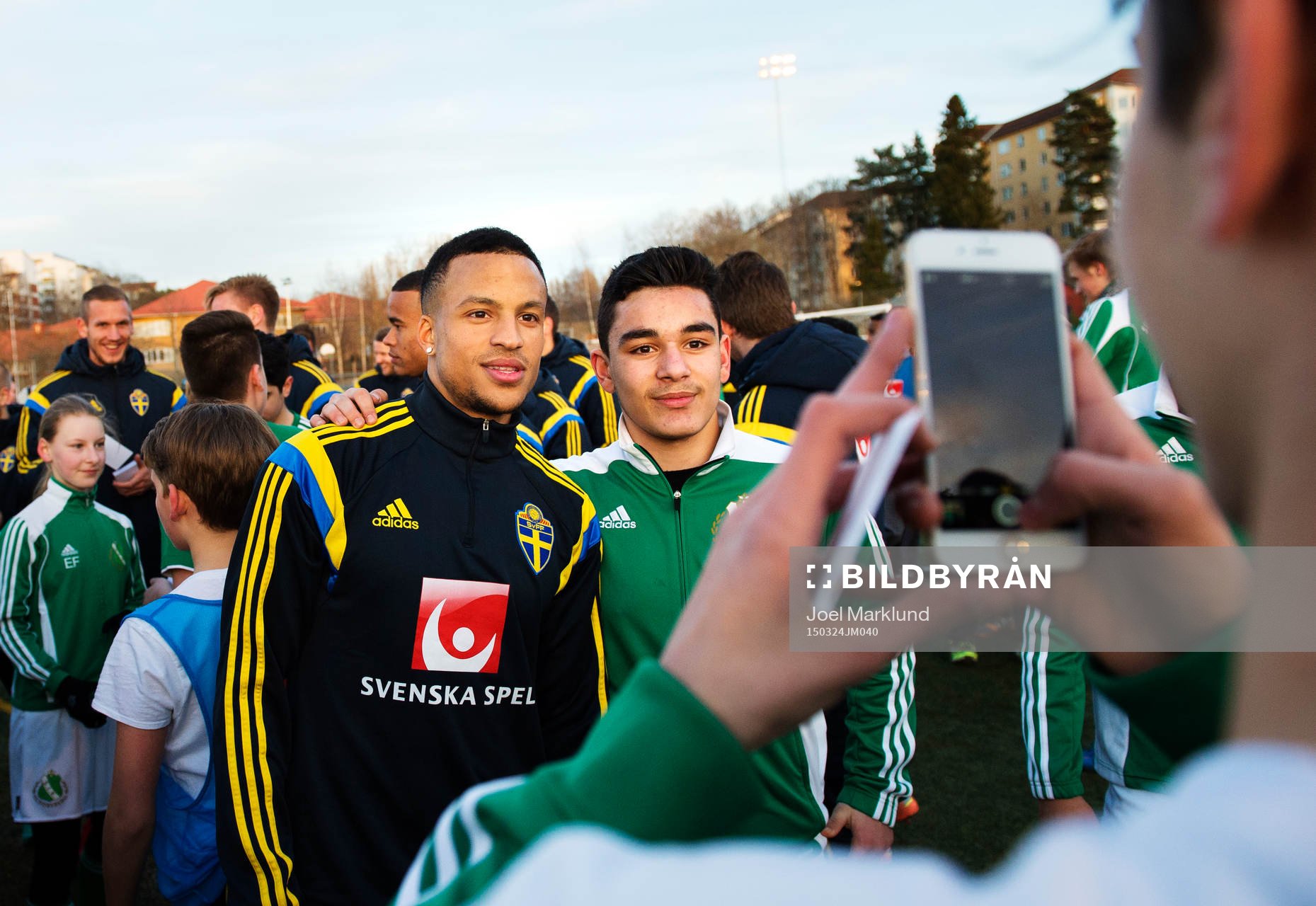 Martin Olsson ställer upp på en bild när det svenska