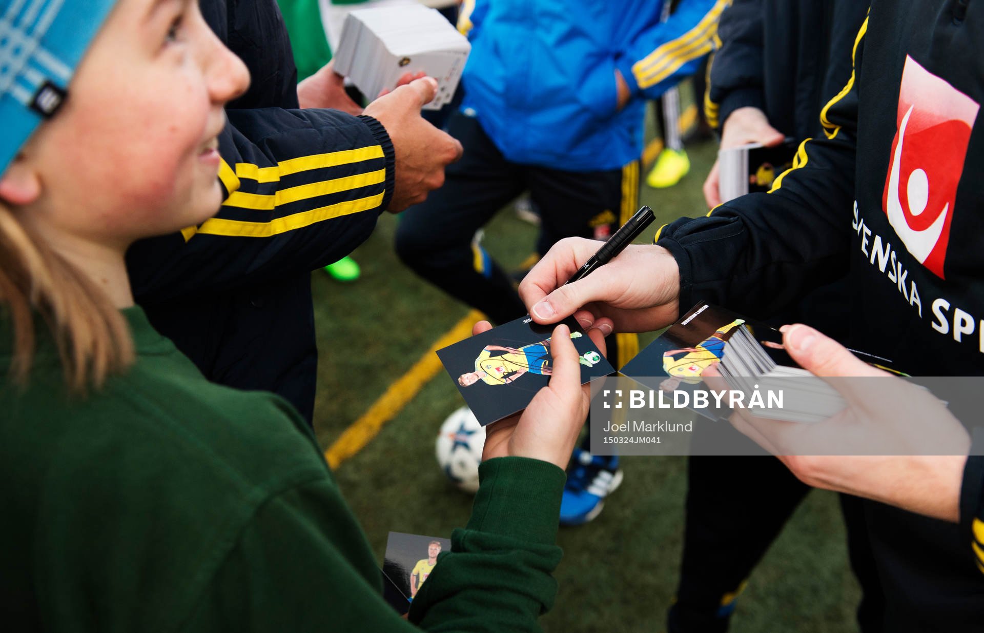 Sebastian Larsson skriver autografer när det svenska