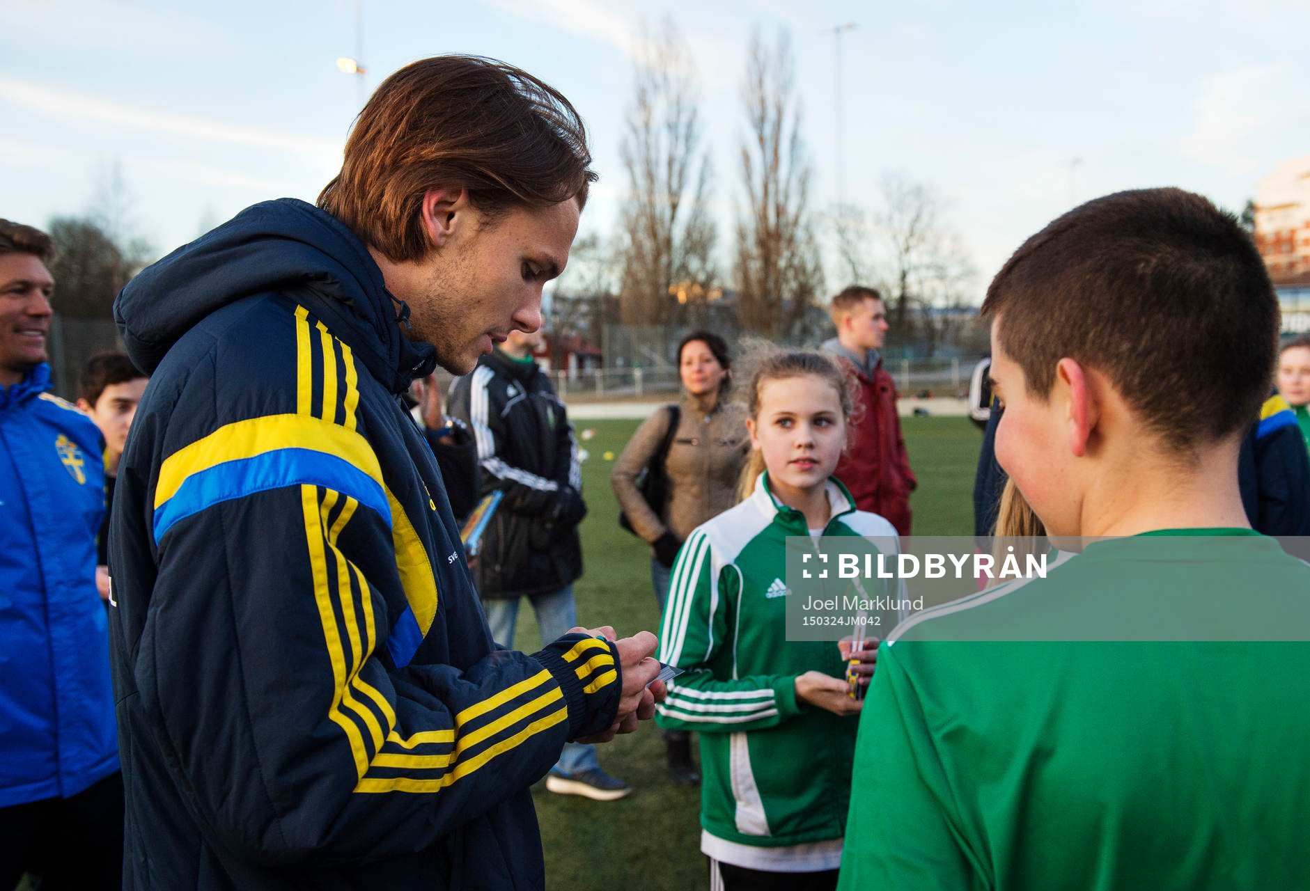 Albin Ekdal skriver autografer när det svenska