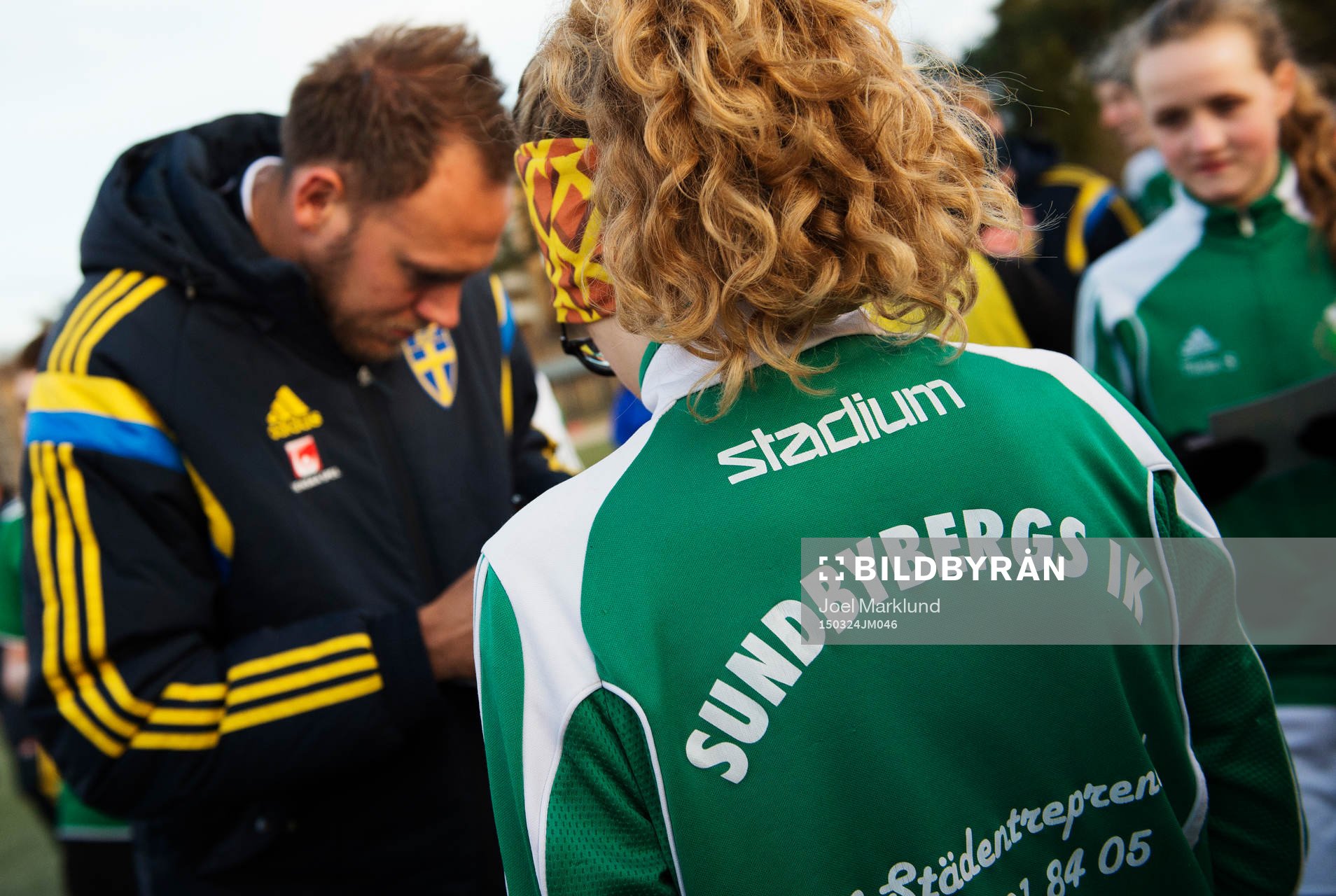 En flicka väntar på en autograf från Andreas Granqvist