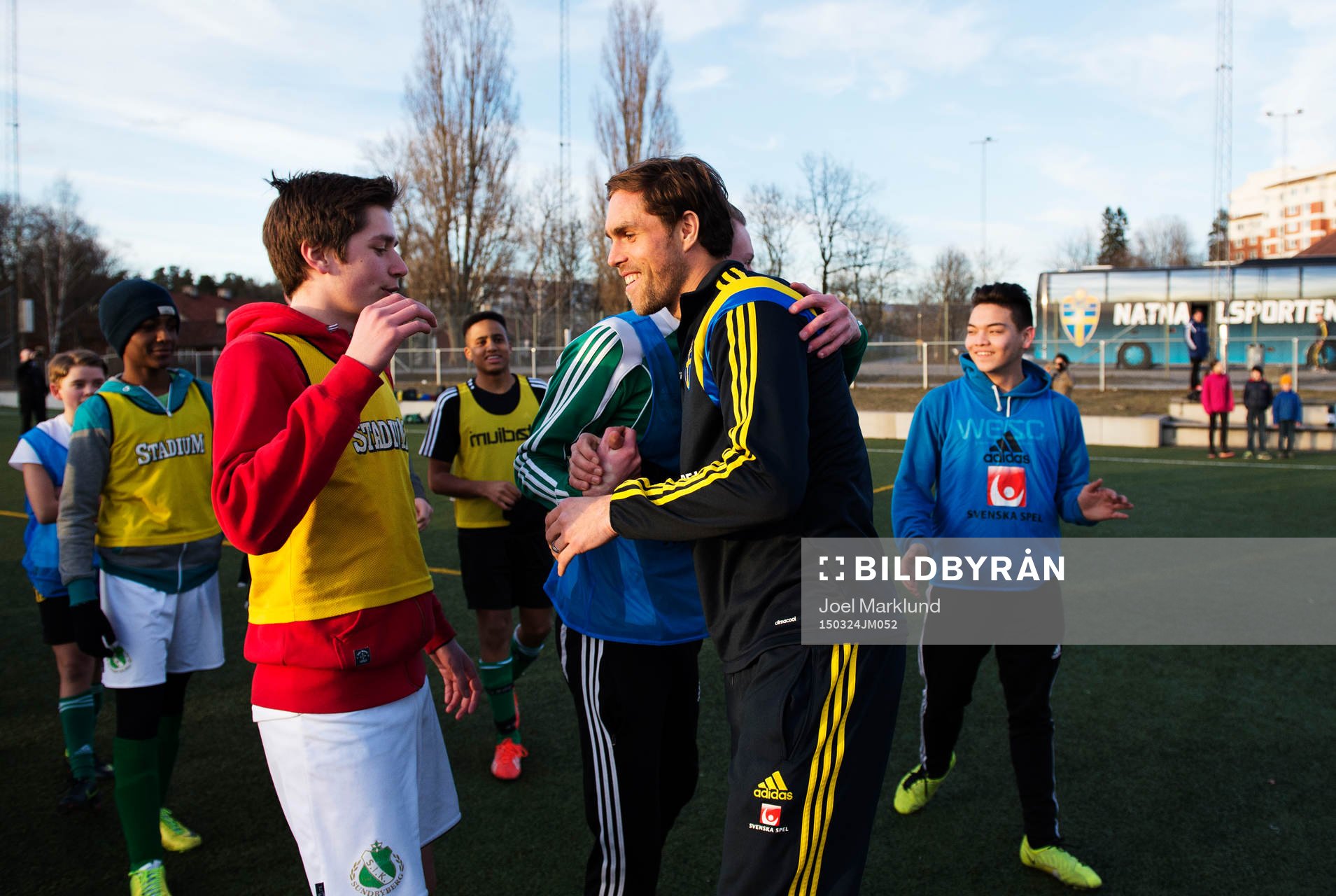 Johan Elmander hälsar på ungdomar när det svenska