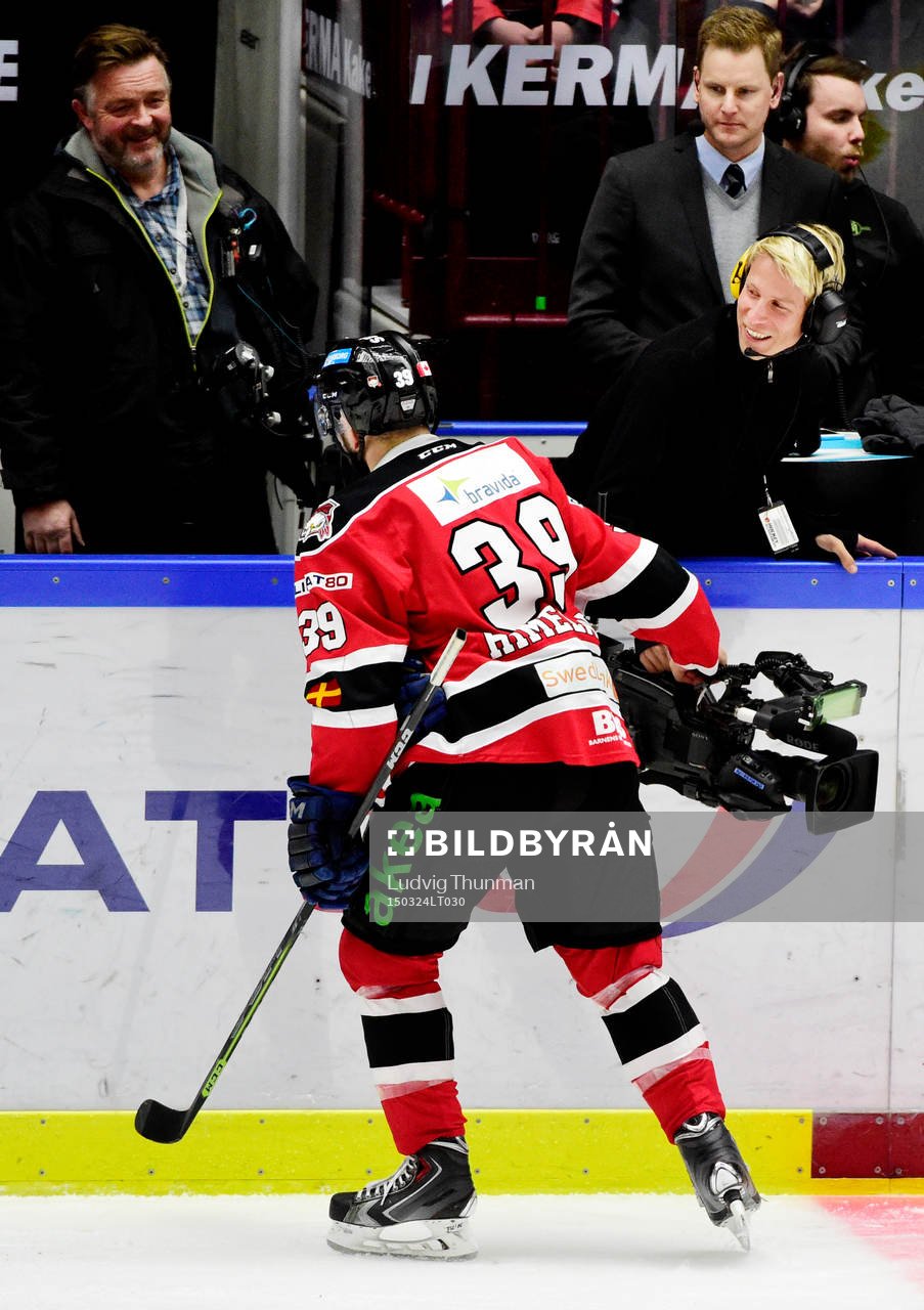 Malmö Redhawks Eric Himelfarb hjälper en kameraman som