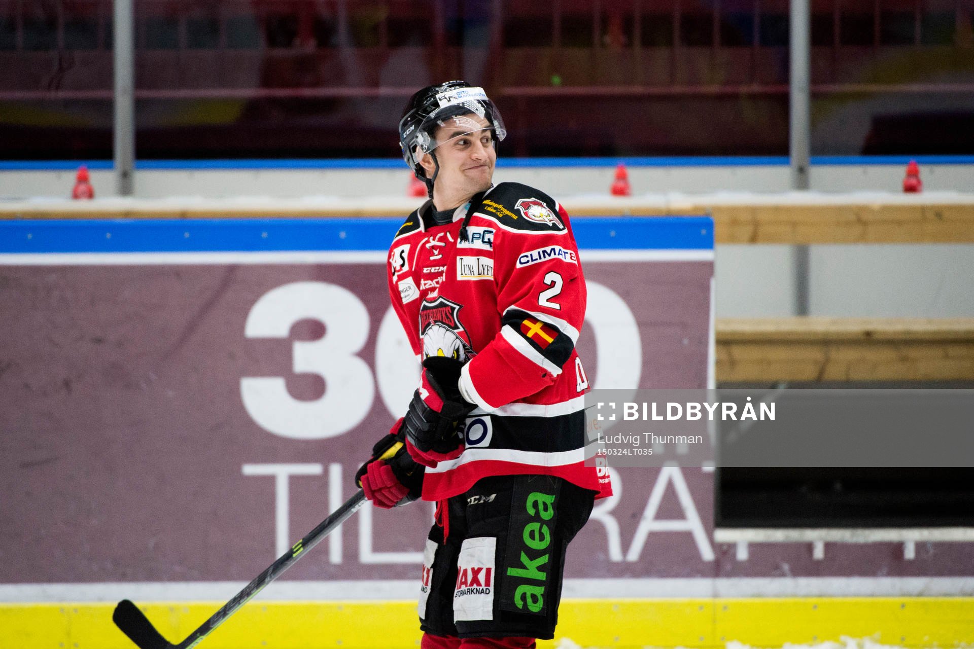 Malmö Redhawks Nils Andersson firar med fansen