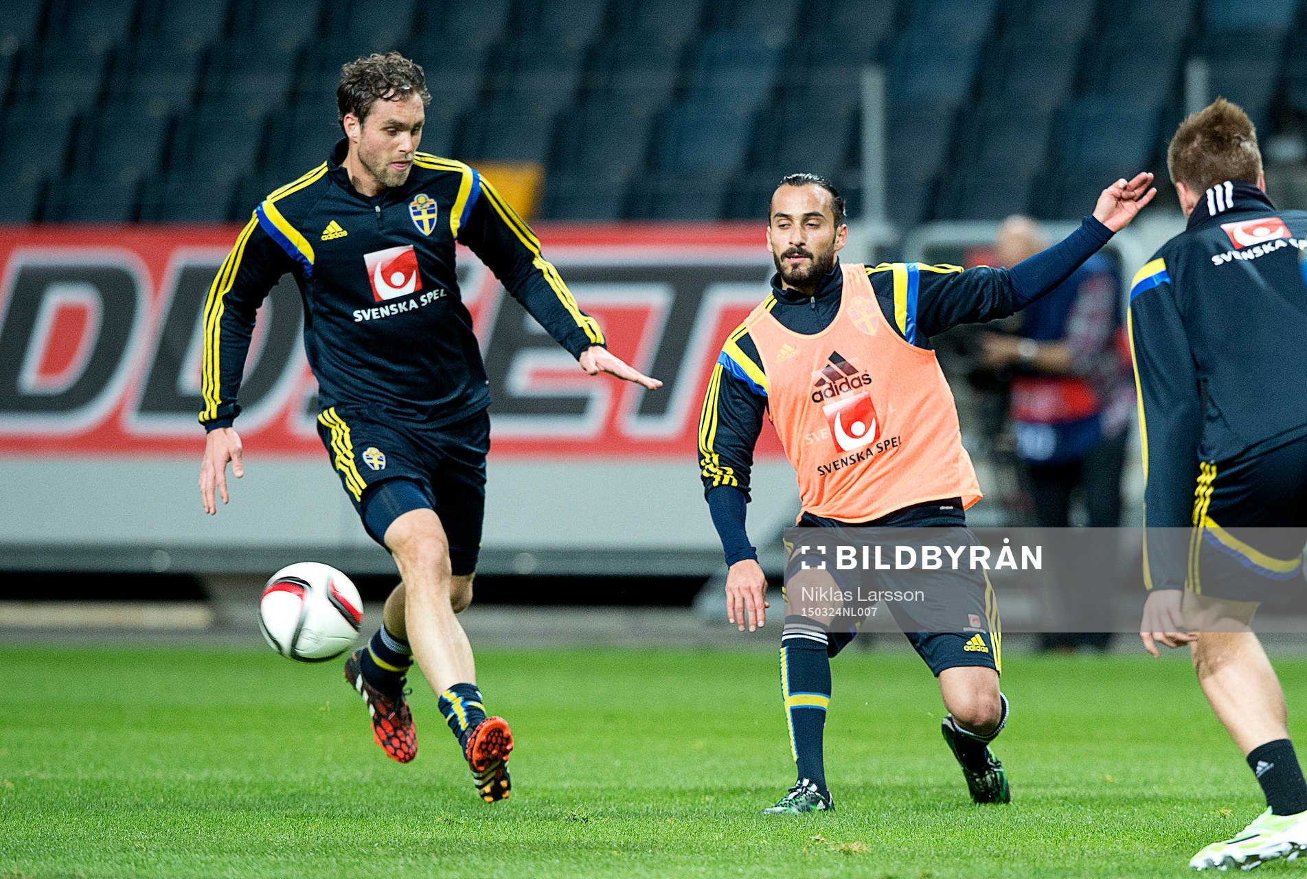 Sveriges Erkan Zengin och Johan Elmander
