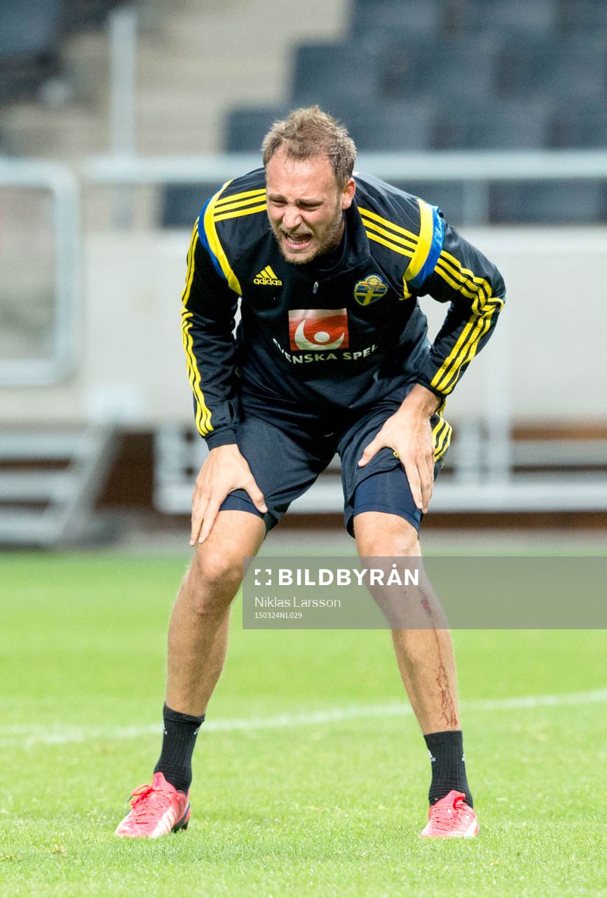 Sveriges Andreas Granqvist har ont och blöder på smalbenet