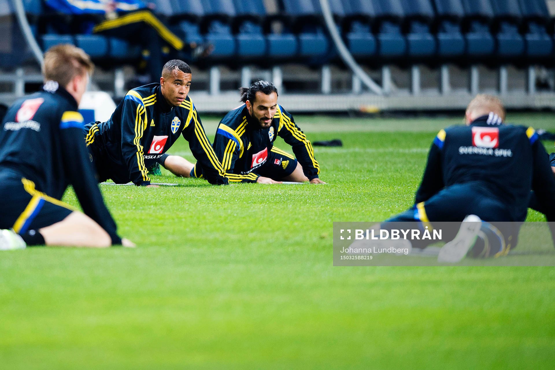 Sveriges Robin Quaison och Erkan Zengin