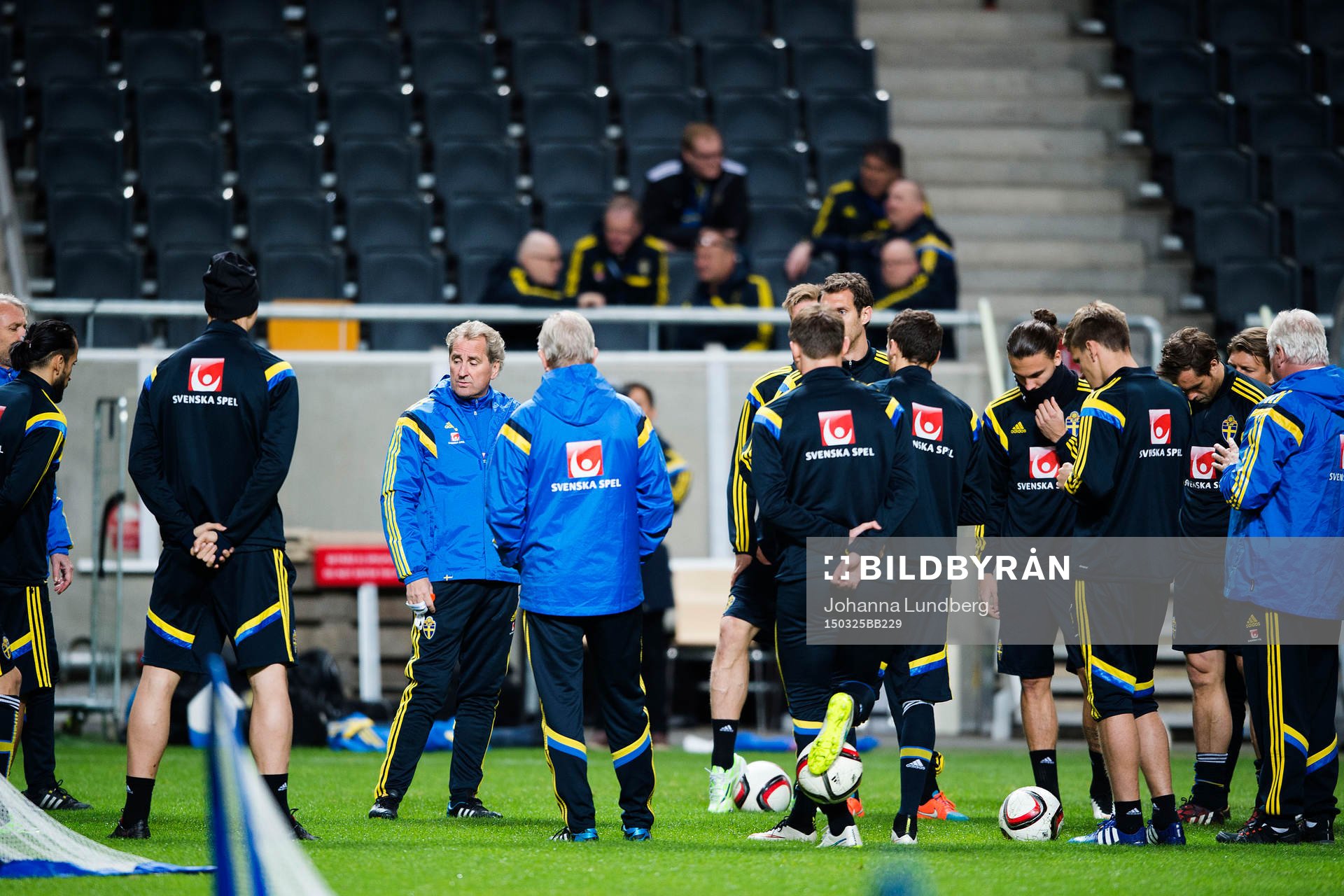 Sveriges förbundskapten Erik Hamrén samlar spelarna