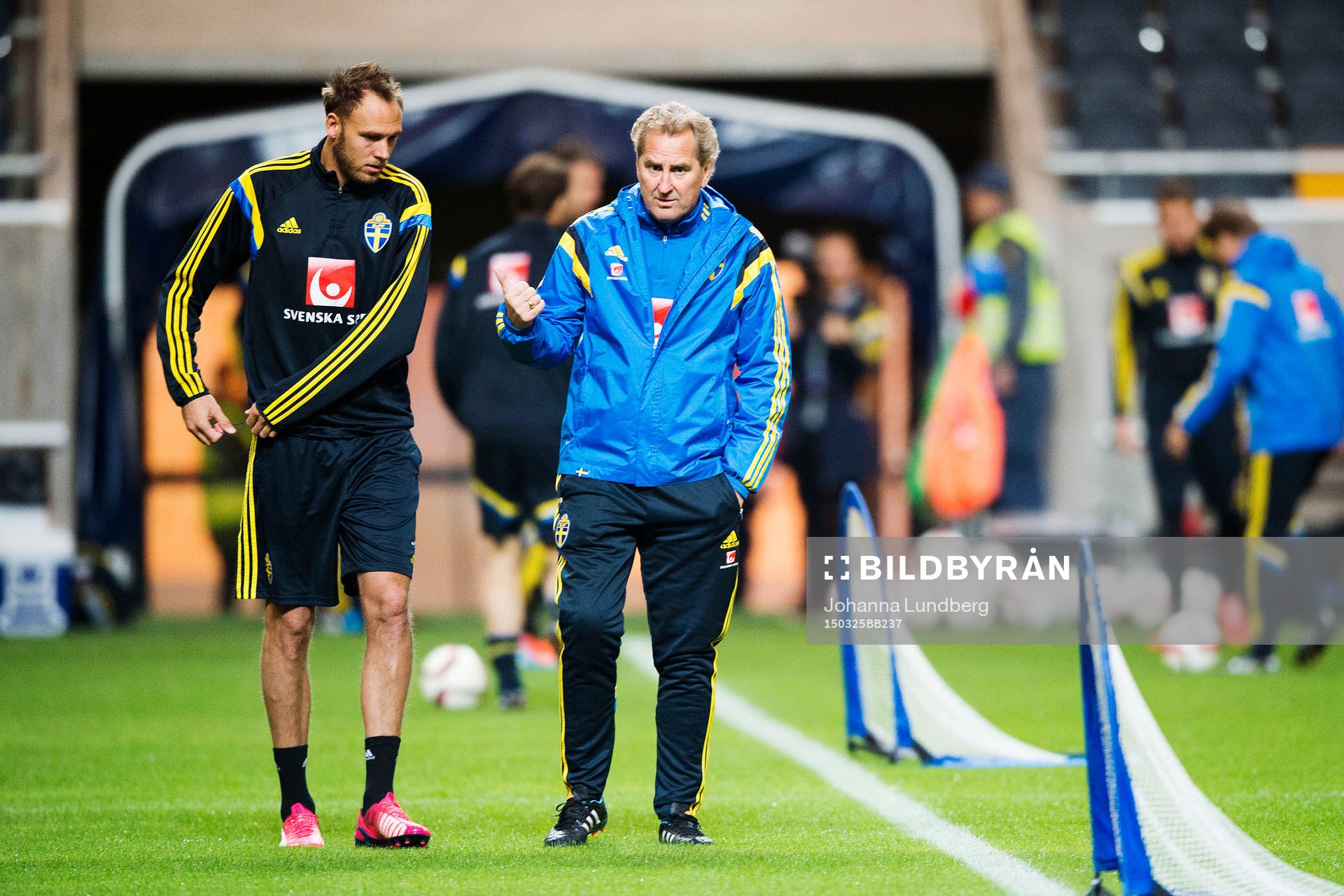 Sveriges Andreas Granqvist pratar med förbundskapten Erik