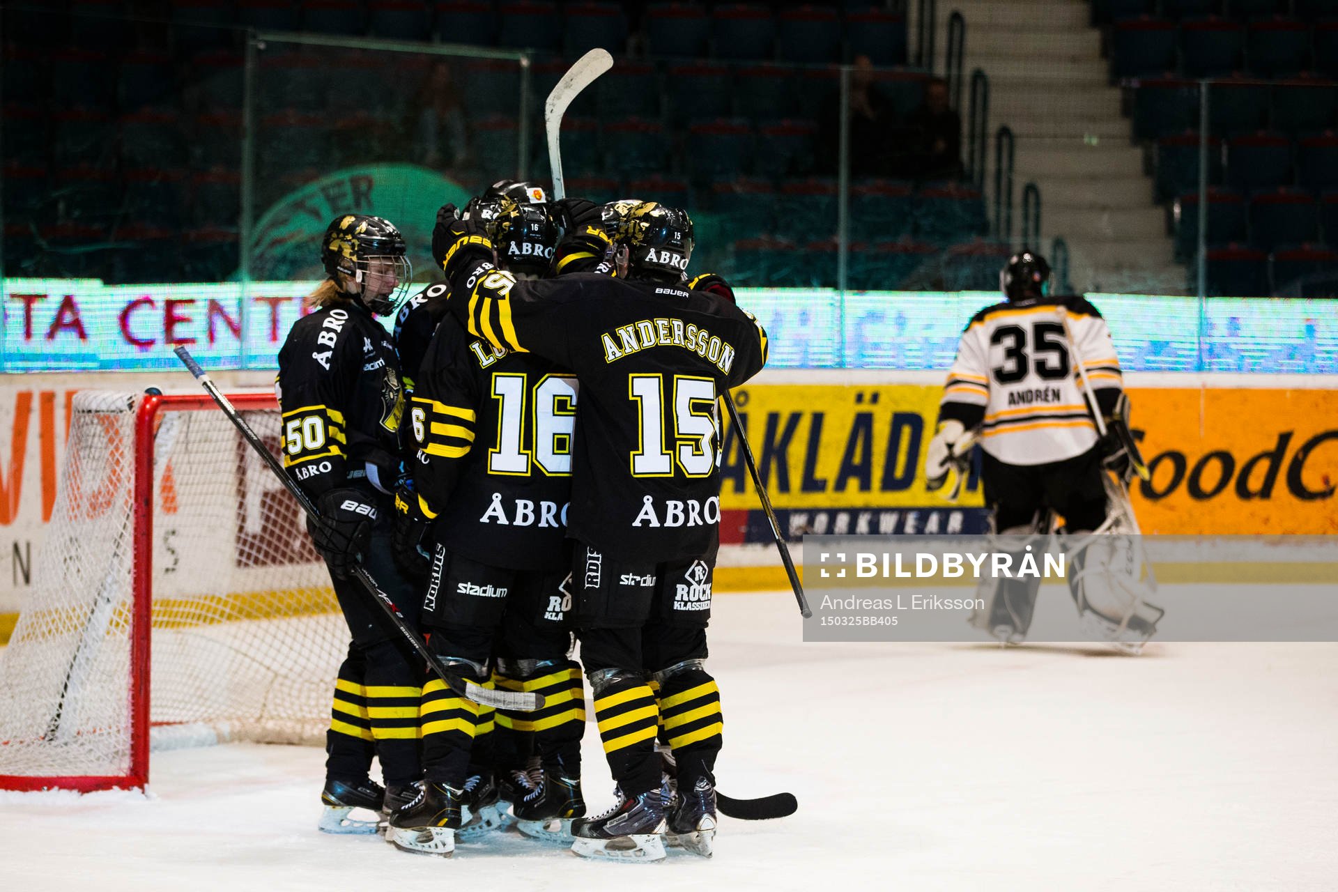 s Jesper Bratt, Emil Lundberg och Jonathan Andersson jublar