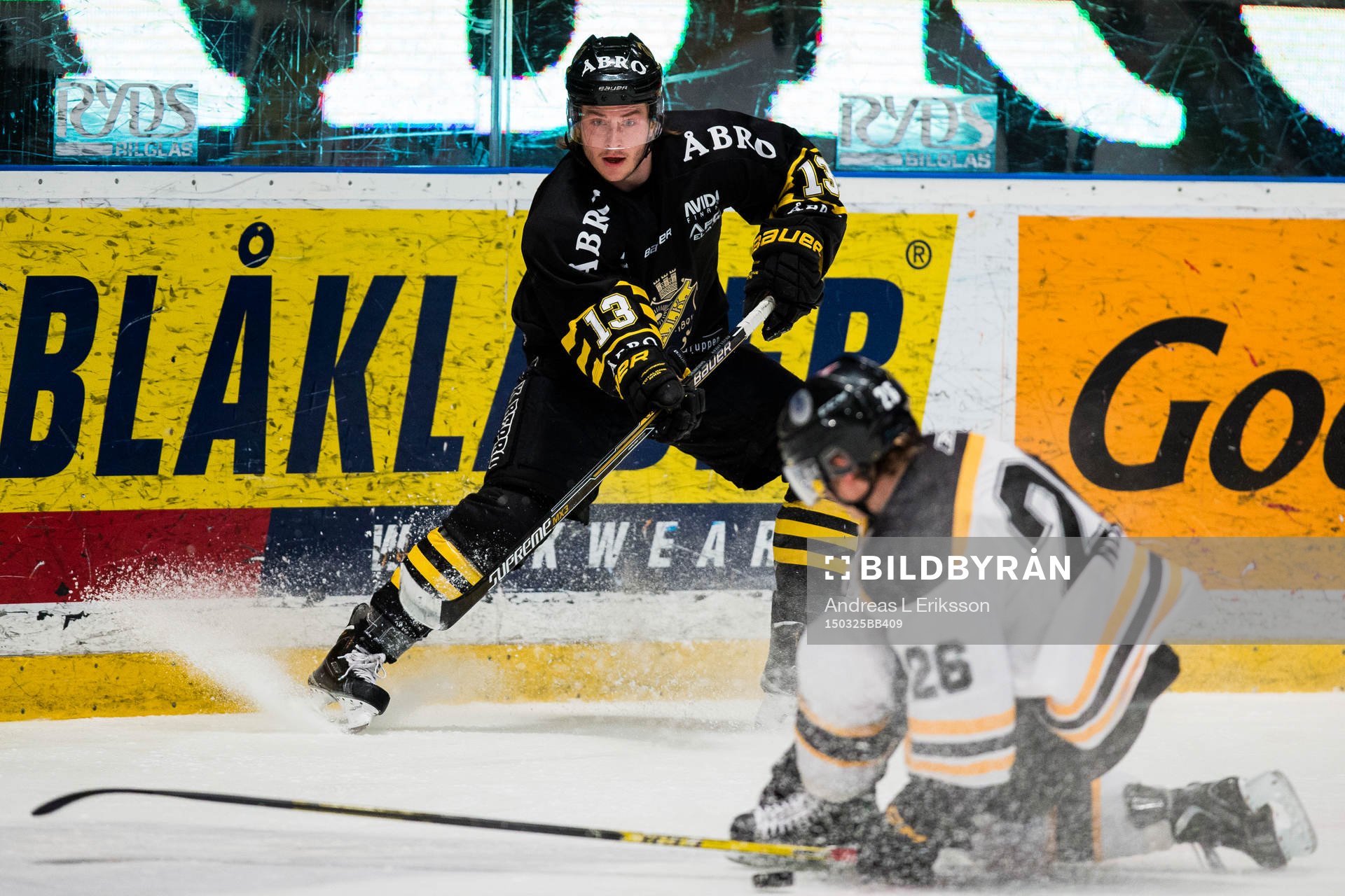 s Marcus Jonsson med en passning förbi Panterns Scott Nordh
