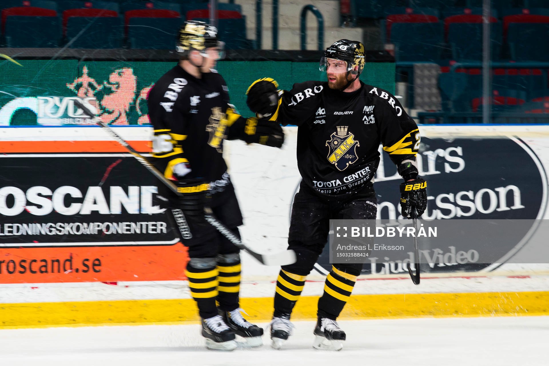 s Emil Lundberg gratulerar Christian Sandberg till 4-0